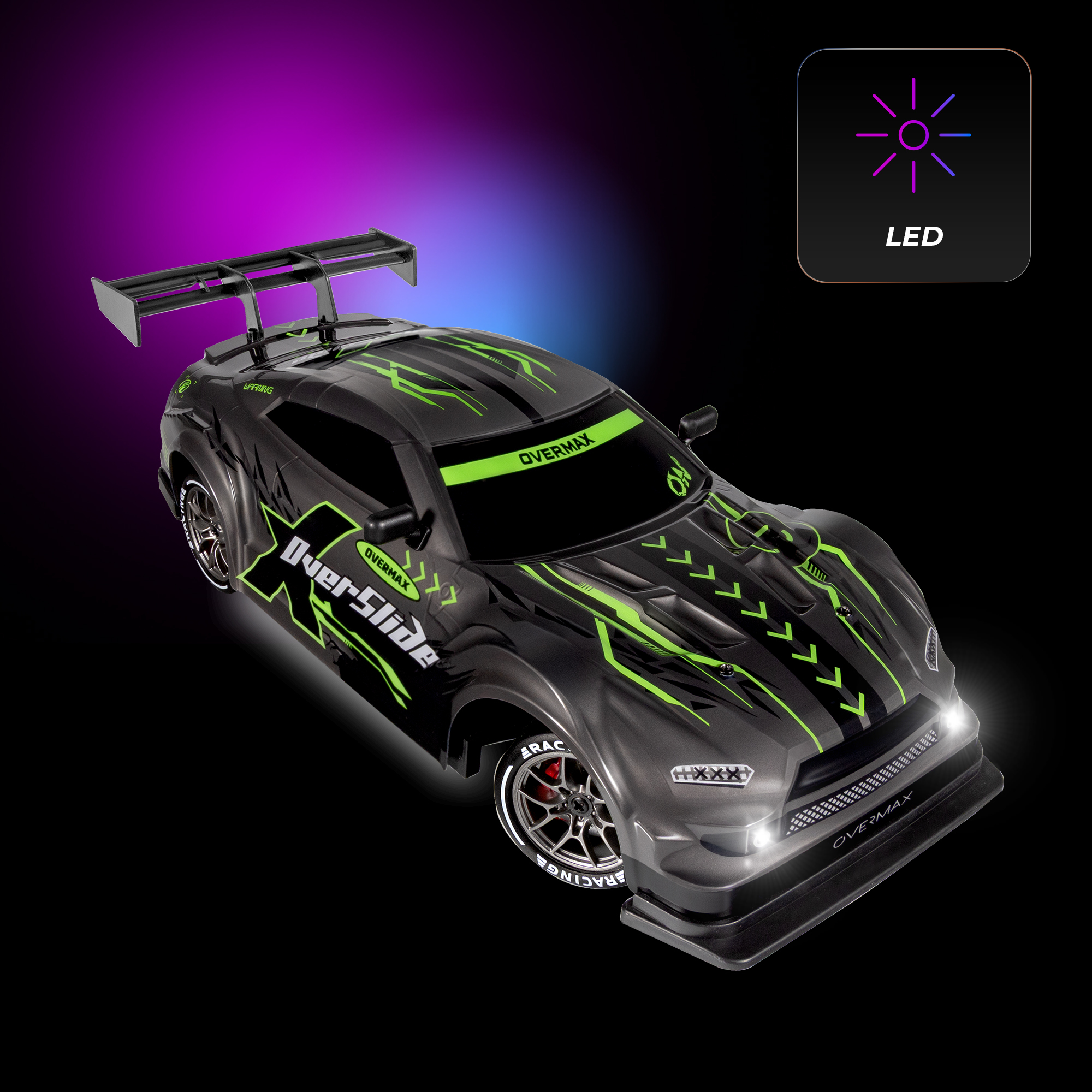 Ein schwarzes und grünes Overmax-Rennauto mit LED-Leuchten vor dunklem Hintergrund, ein Spoiler ist sichtbar.