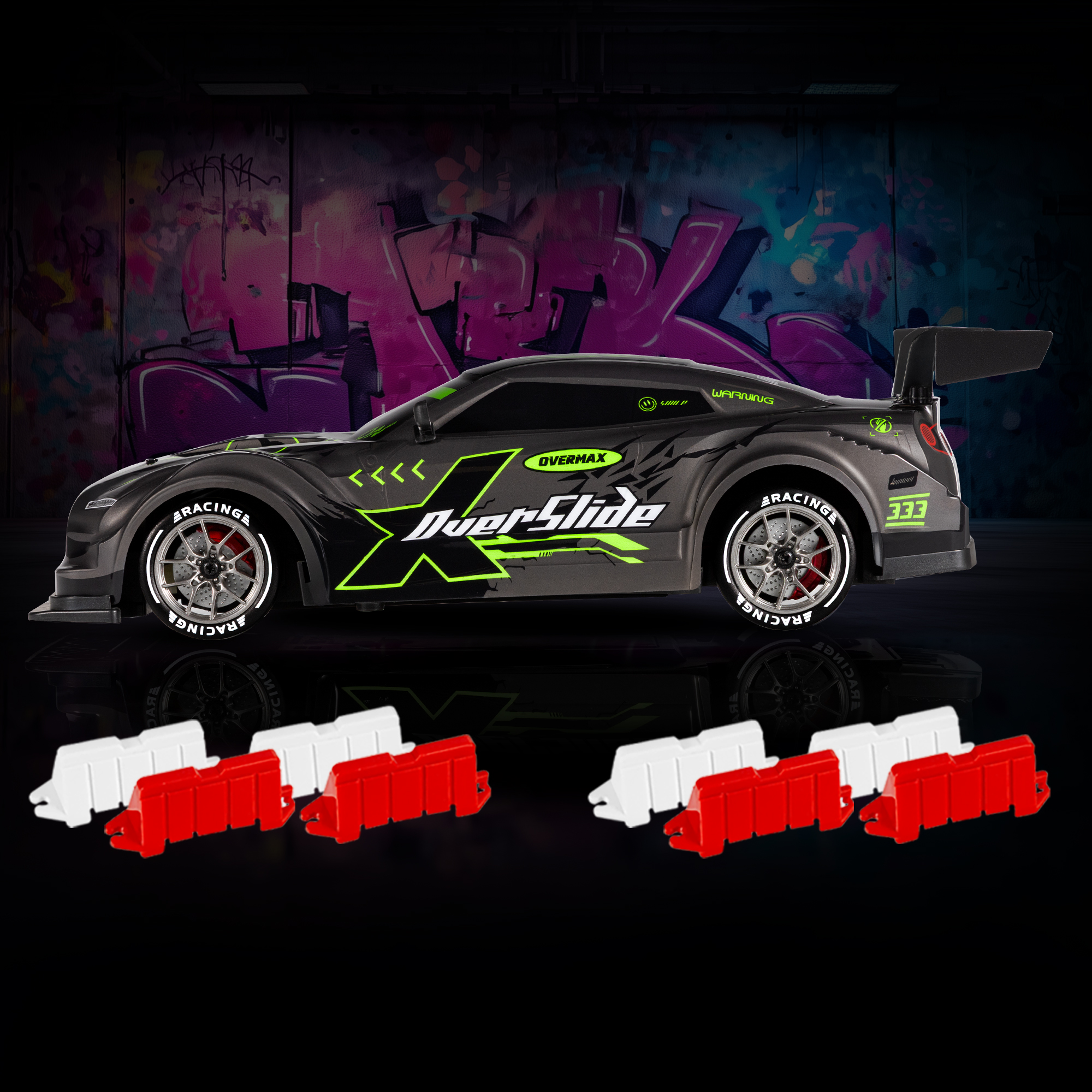 Graues Overmax-Rennauto mit grünen Akzenten und großem Spoiler vor Graffiti-Hintergrund und rot/weißen Barrieren.