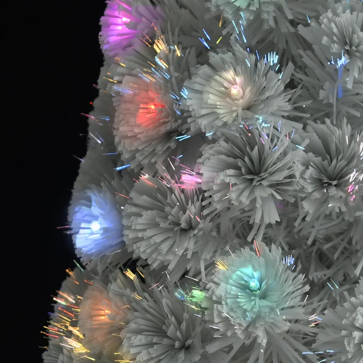 Nahaufnahme eines weißen, künstlichen Weihnachtsbaums mit bunten Lichtern. Der Baum hat einen dunklen Hintergrund.