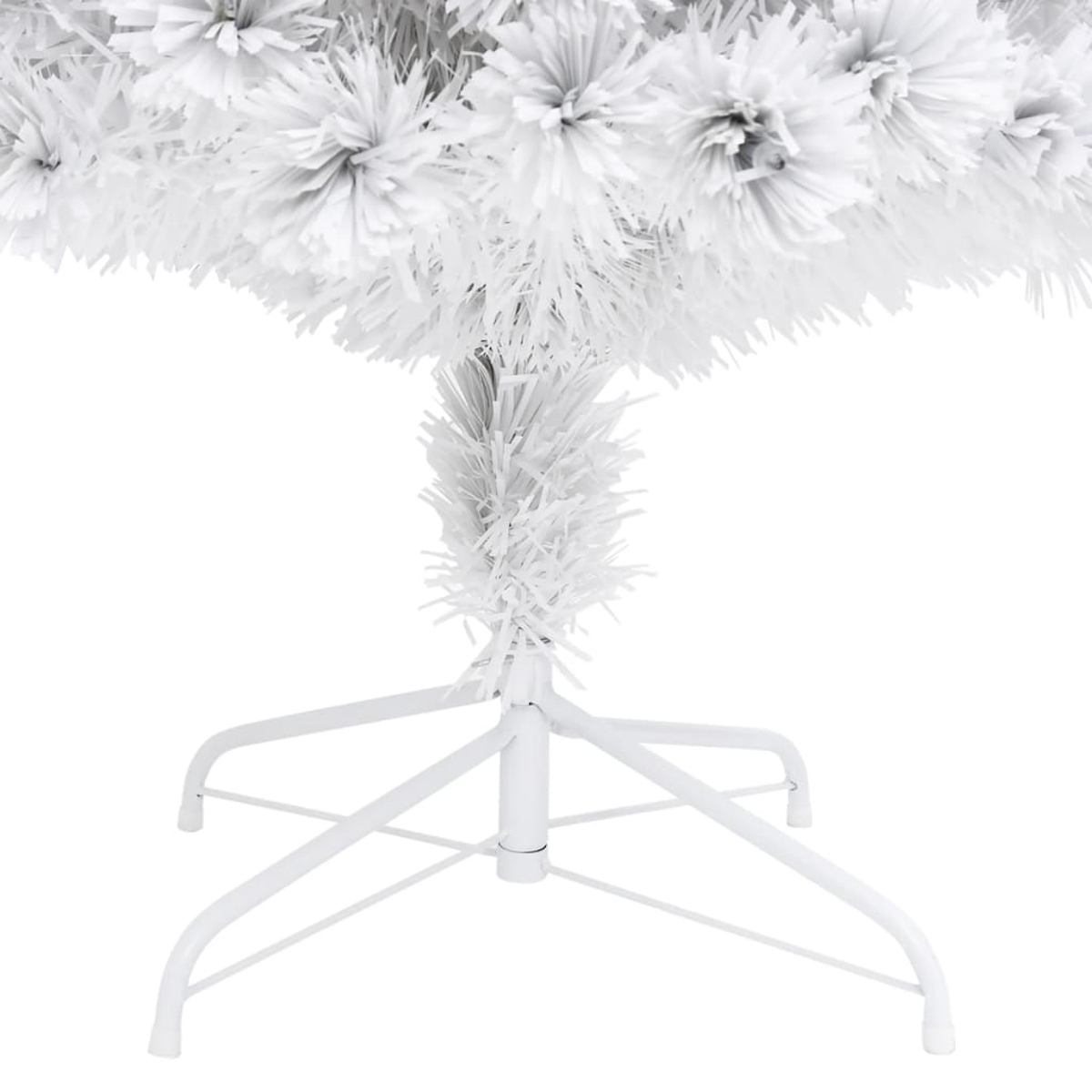 Ein weißer künstlicher Weihnachtsbaum. Der Baum hat weiße Äste und einen weißen Metallständer. Der Hintergrund ist weiß.