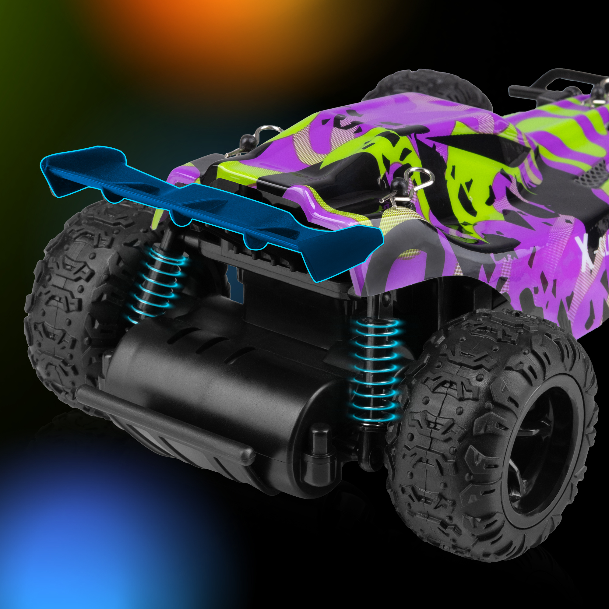 Zbliżenie zabawkowego samochodu z fioletowo-zielonym kamuflażem, czarnymi oponami i niebieskimi akcentami na gradientowym tle.