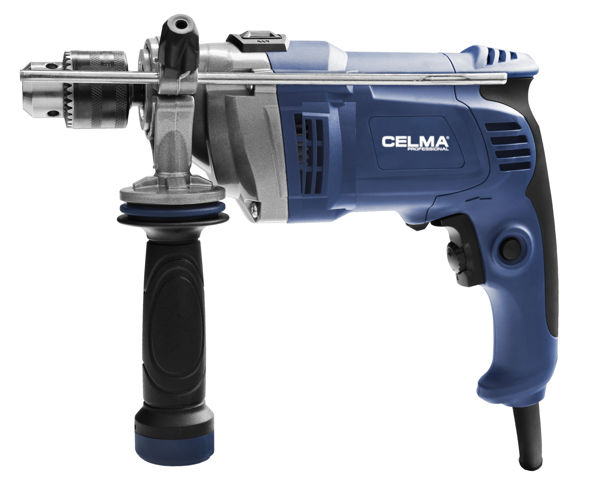 Niebiesko-srebrna wiertarka. Ma czarny uchwyt i srebrne wiertło. Widoczna jest marka CELMA.