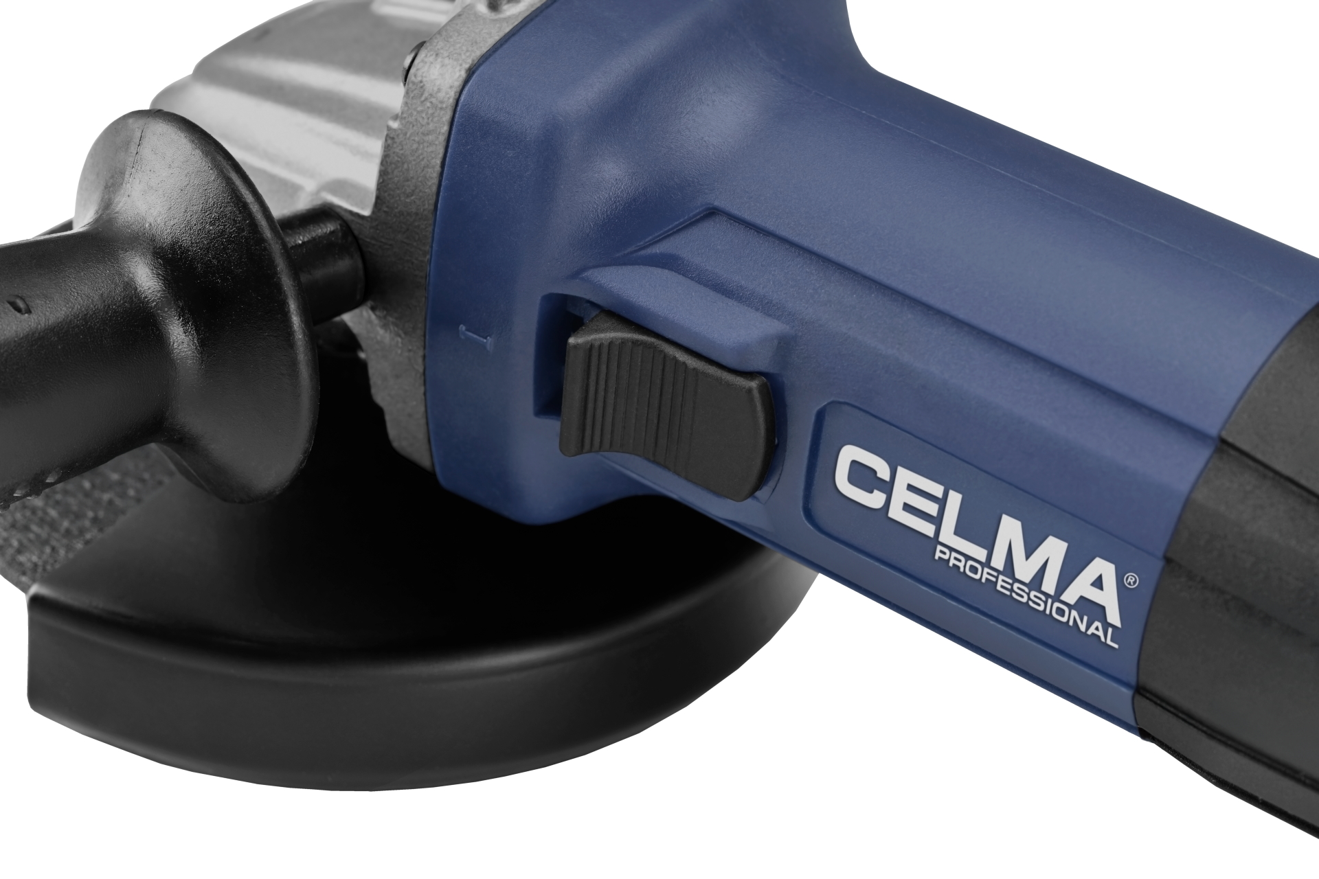 Zbliżenie niebiesko-szarej szlifierki kątowej. Widoczny czarny uchwyt i osłona. Pokazano nazwę marki CELMA.