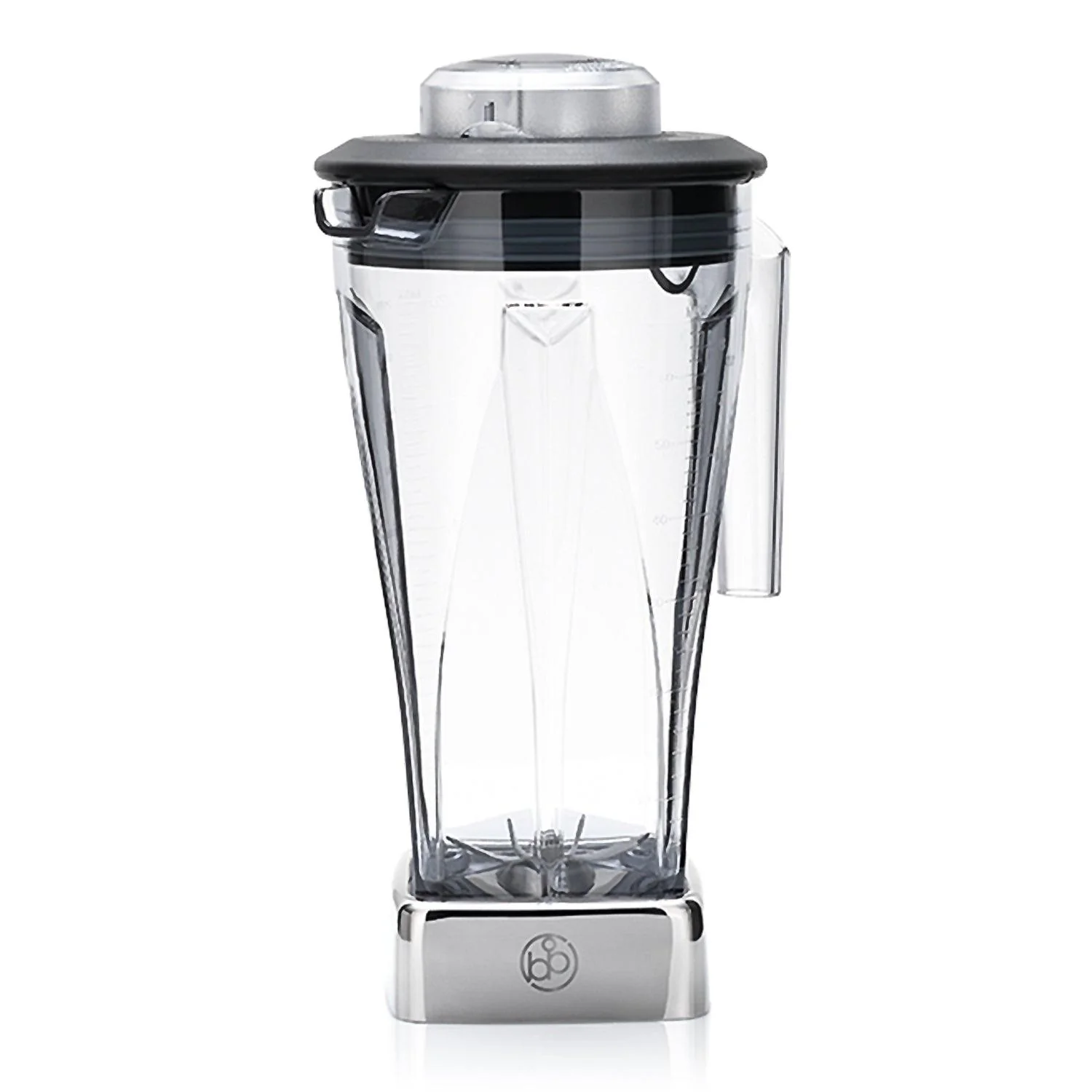 Een doorzichtige blendercontainer met een zwart deksel en een zilveren basis, geïsoleerd op wit. De blender is leeg.