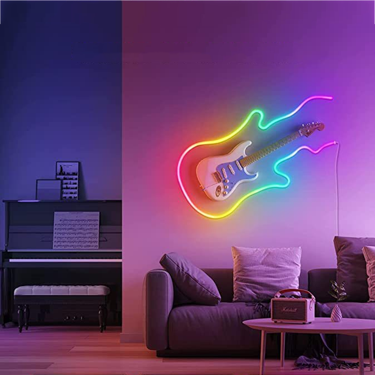 Ein Neon-Gitarrenschild an einer lila Wand. Ein Klavier und ein Sofa befinden sich im Raum. Ein kleiner Tisch trägt einen Lautsprecher und eine Vase.