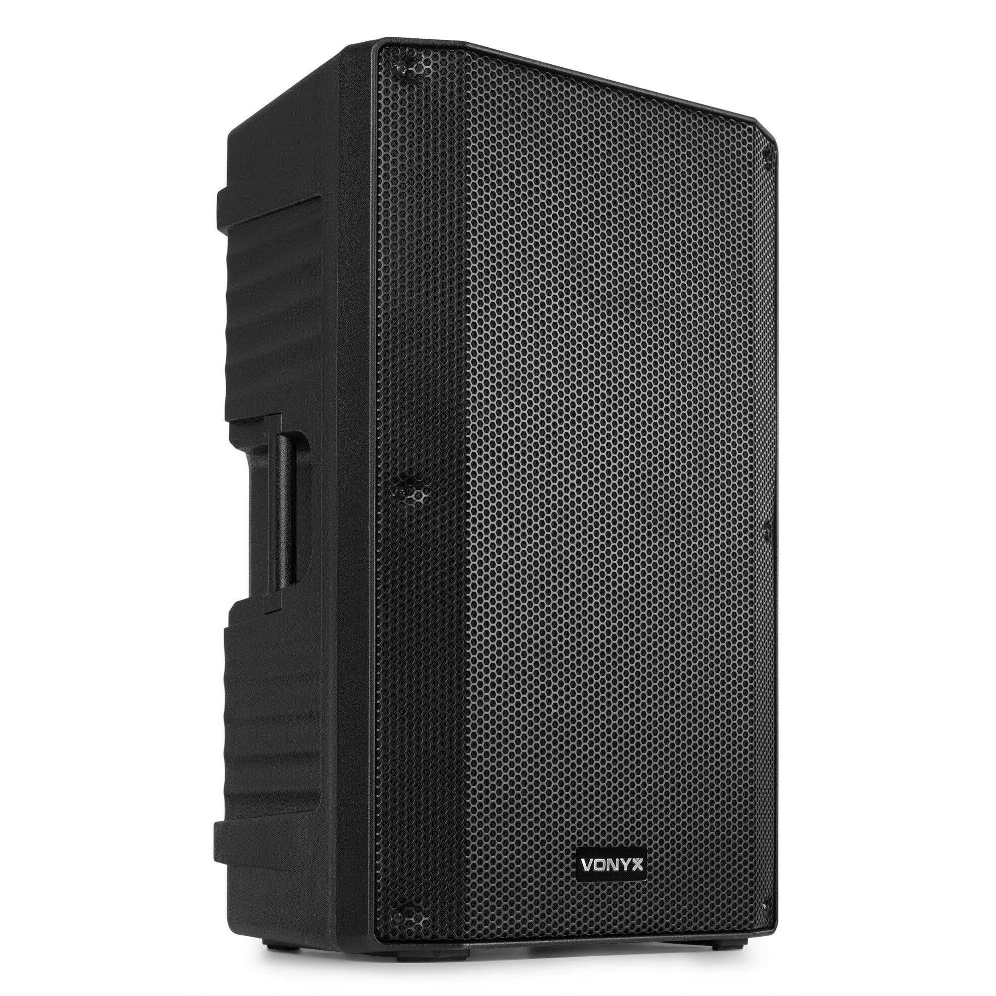 Un altavoz negro con frontal de malla metálica. El altavoz es rectangular y tiene la etiqueta 'VONYX'.
