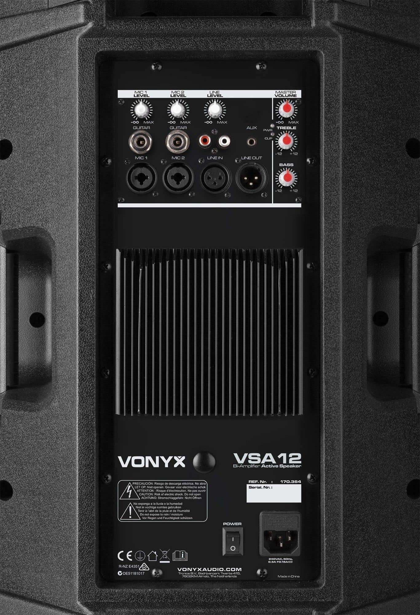 Panel trasero de altavoz negro con controles y entradas. Texto incluye 'VONYX', 'VSA12', y advertencias. Secciones de alimentación y entrada visibles.