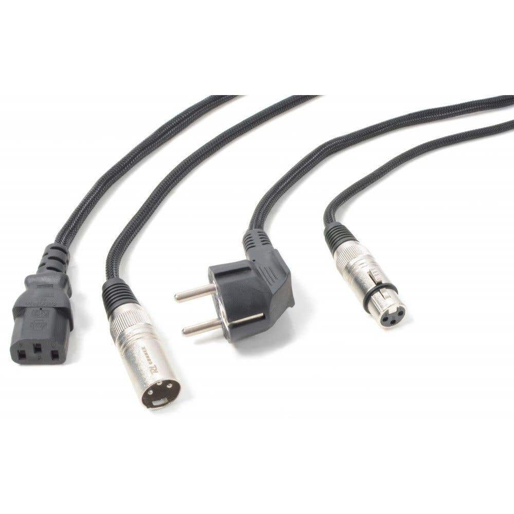 Varios cables de alimentación negros con diferentes conectores: un C13, un enchufe Schuko y dos conectores XLR, todo sobre un fondo blanco.
