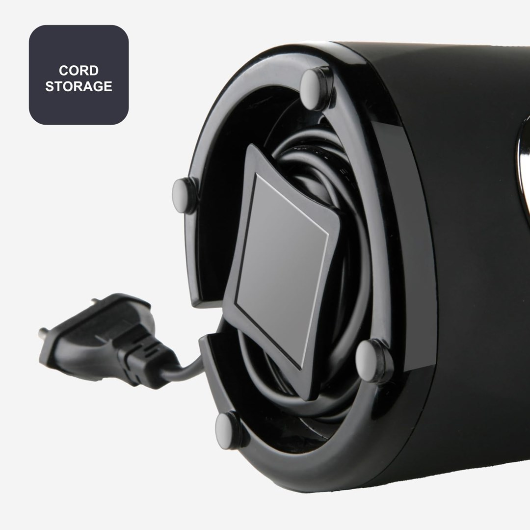 Un dispositivo nero con un vano porta cavi. Una spina si estende dal dispositivo. È presente l'etichetta 'CORD STORAGE'.