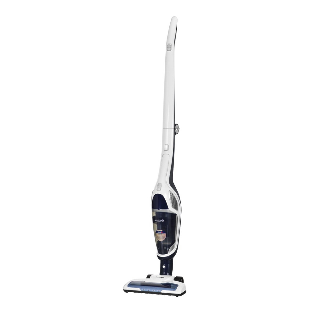 Un aspirapolvere senza fili bianco e blu navy è in piedi. Ha un lungo manico e un contenitore per la polvere trasparente.