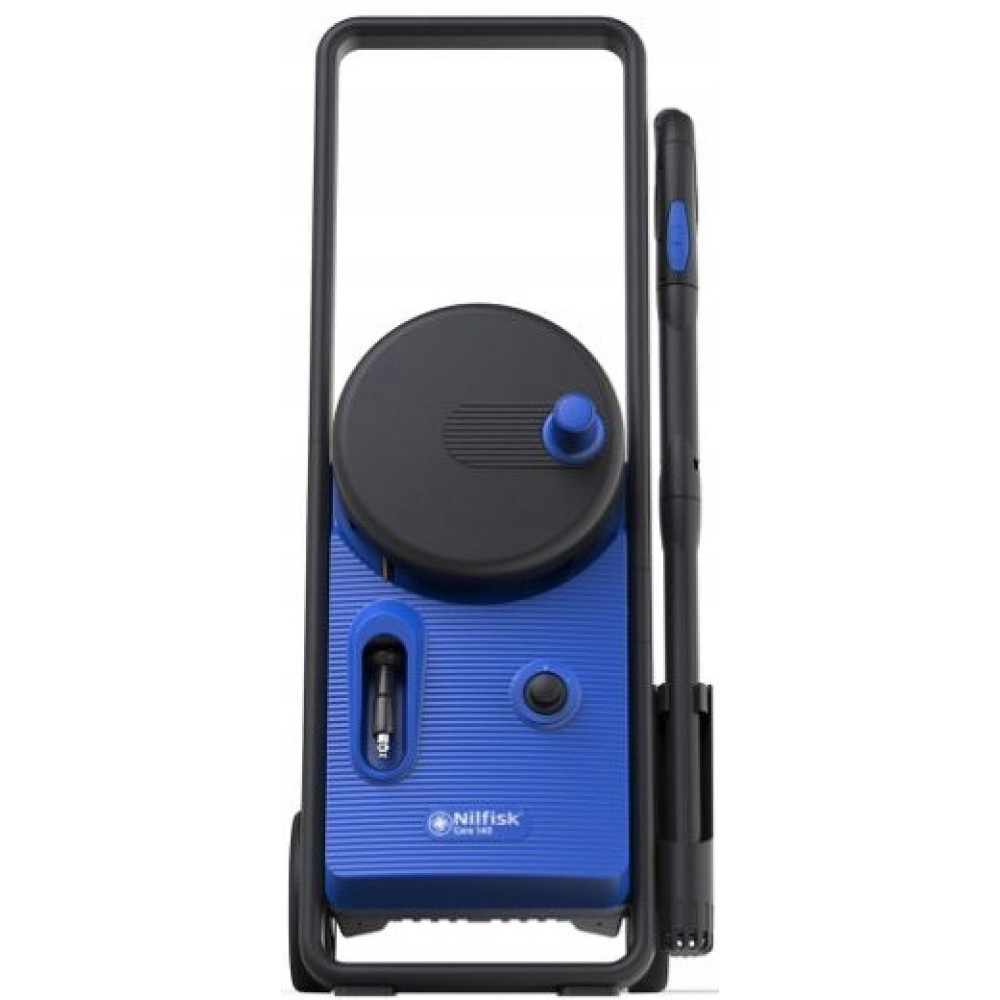 Niebieska myjka ciśnieniowa Nilfisk z czarnym uchwytem i dyszą. Ma okrągłą czarną górę i czarną ramę z kołami.