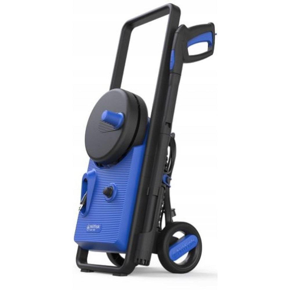 Niebiesko-czarna myjka ciśnieniowa z uchwytem, kołami i bębnem na wąż, na białym tle.