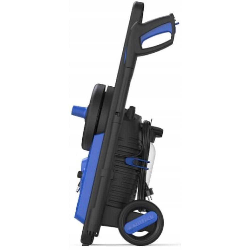 Widok z boku myjki ciśnieniowej Nilfisk. Jest czarna i niebieska z uchwytem, kołami i wężem. Widoczna jest nazwa marki.