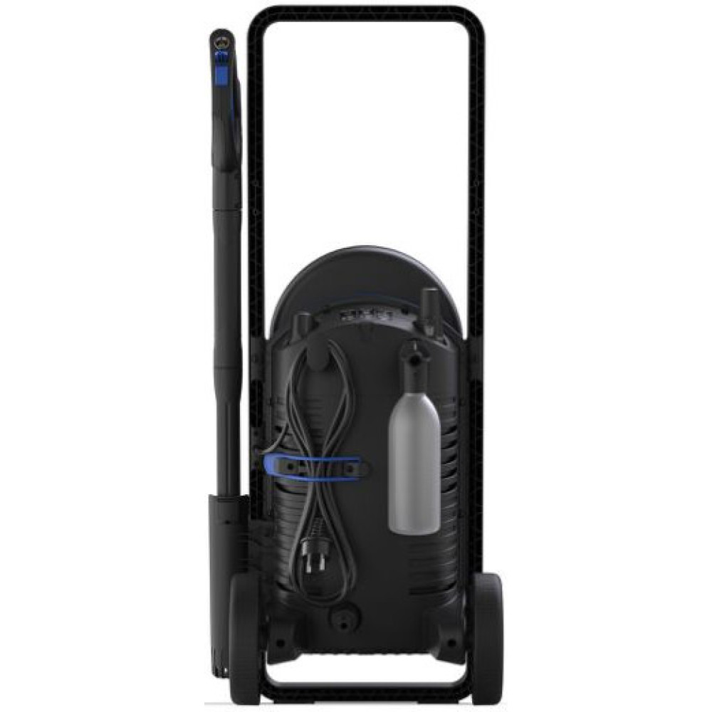 Czarna myjka ciśnieniowa z uchwytem, pistoletem natryskowym i kółkami. Dołączona szara butelka. Kable uporządkowane z tyłu.