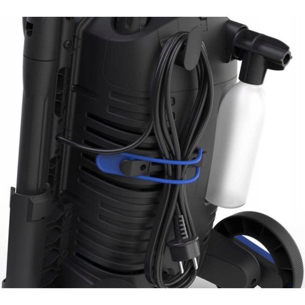 Zbliżenie czarnej myjki ciśnieniowej z niebieskim uchwytem na przewód zasilający. Widoczna biała butelka i czarna dysza.