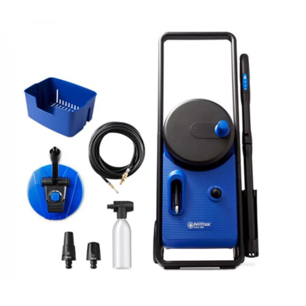 Un'idropulitrice blu e nera con accessori: un tubo, un ugello, una bottiglia di sapone e un contenitore blu sono visibili.
