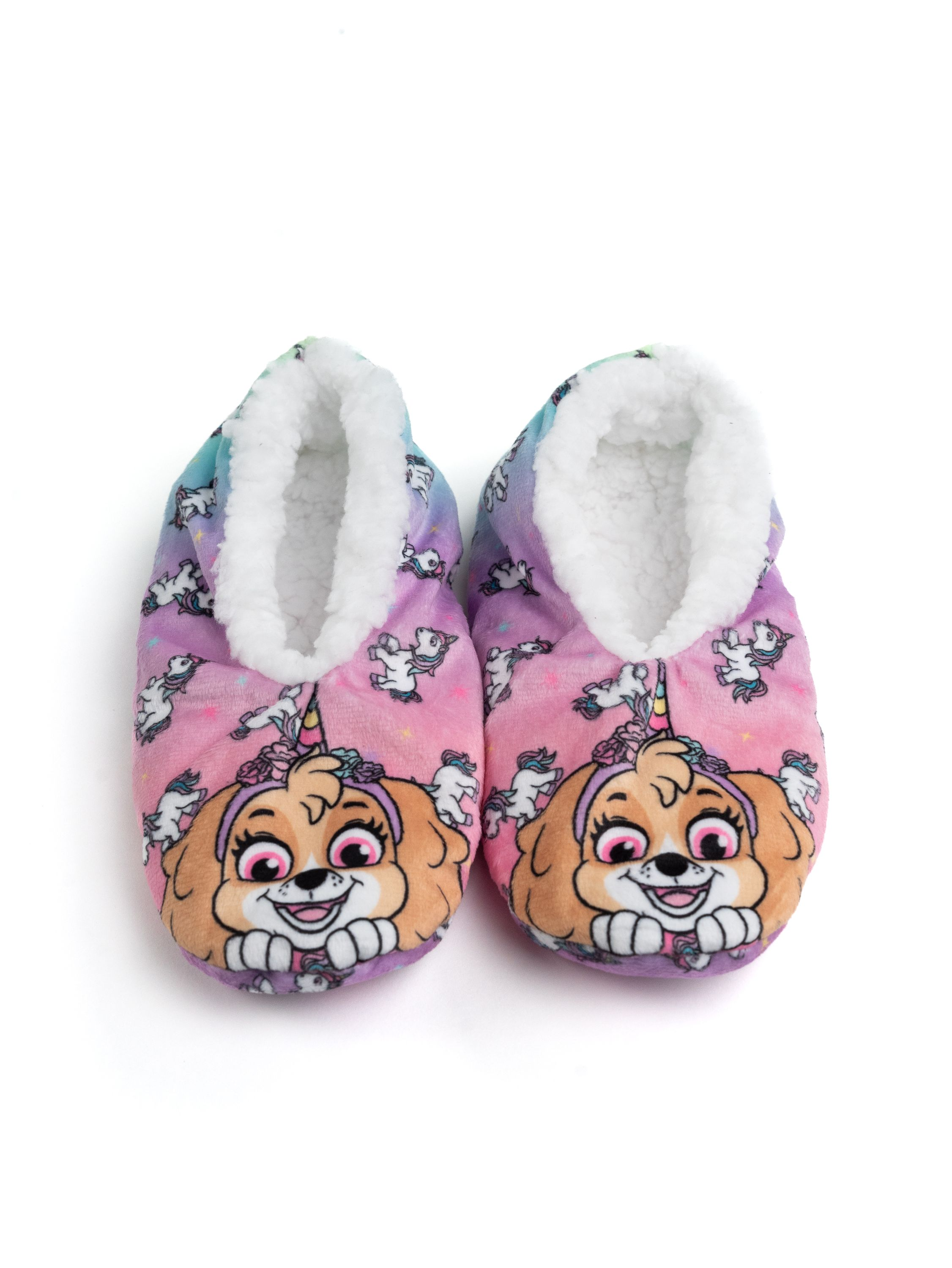 Zwei Paw Patrol Skye Hausschuhe. Rosa, lila und blaue Farben. Jeder Hausschuh zeigt Skyes Gesicht und Einhorn-Details.