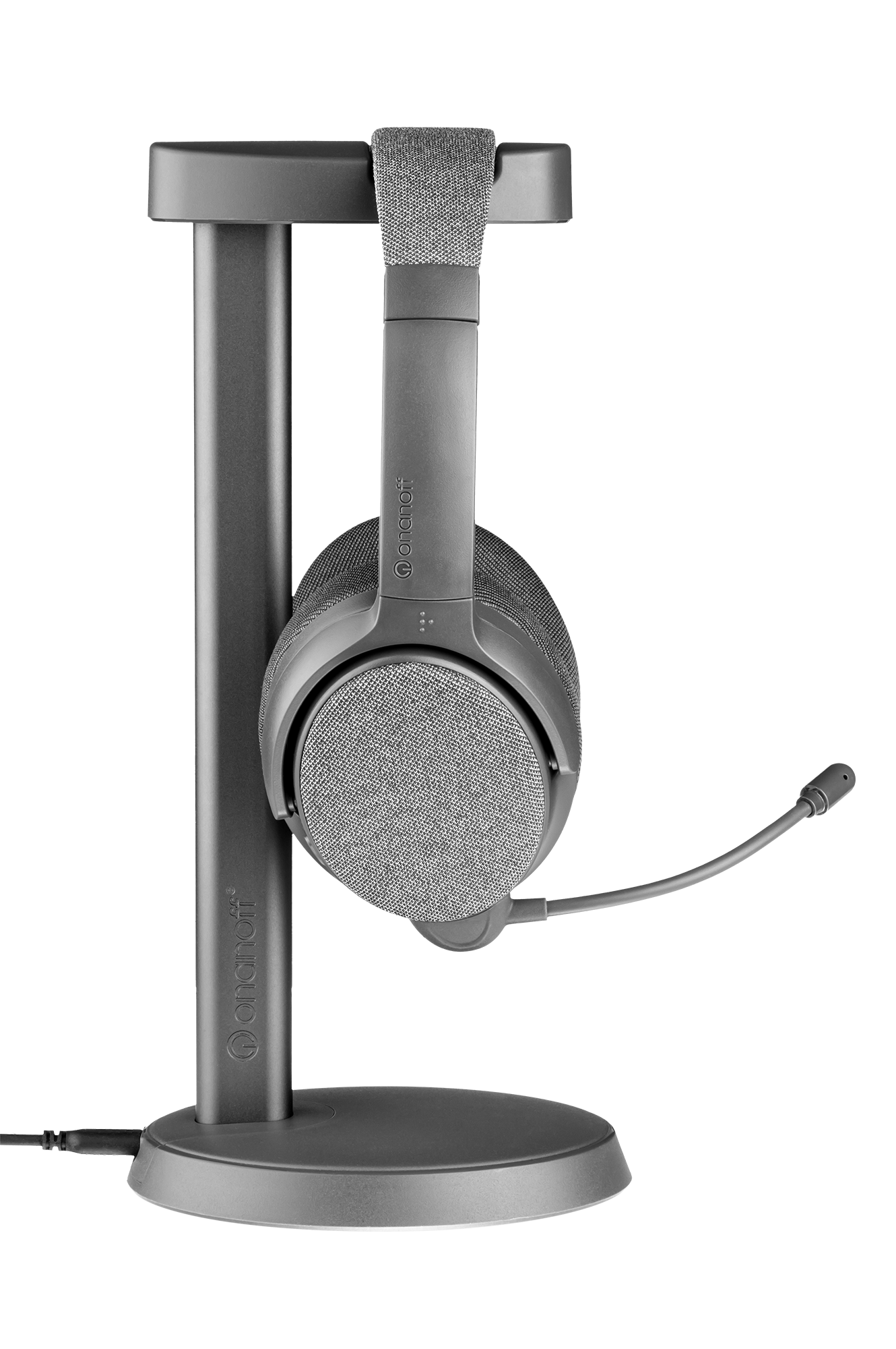 Kopfhörer auf einem Ständer. Graues Headset mit Mikrofon. Der Ständer ist dunkelgrau.