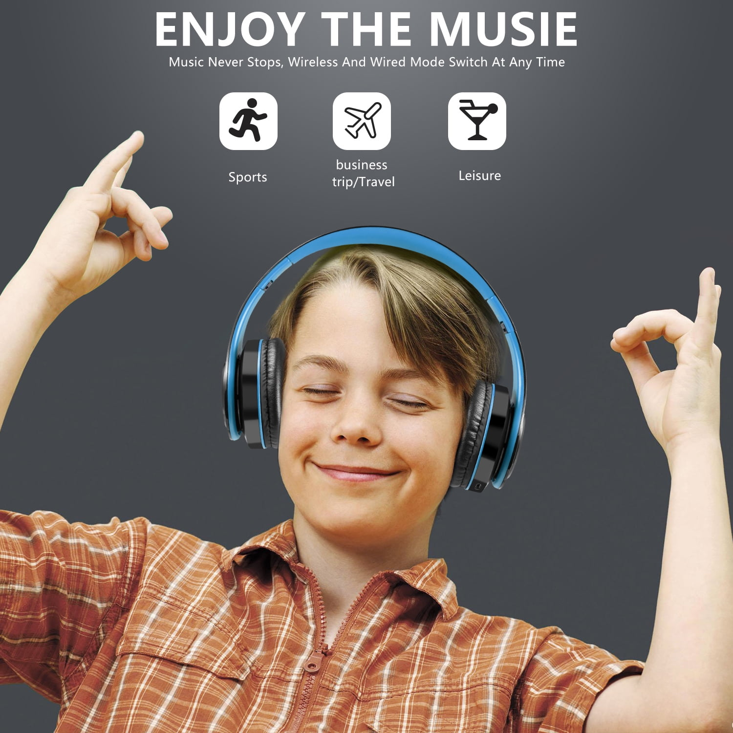 Ein Junge mit Kopfhörern, lächelnd mit geschlossenen Augen. Text oben: 'ENJOY THE MUSIE'. Symbole für Sport, Reisen und Freizeit.