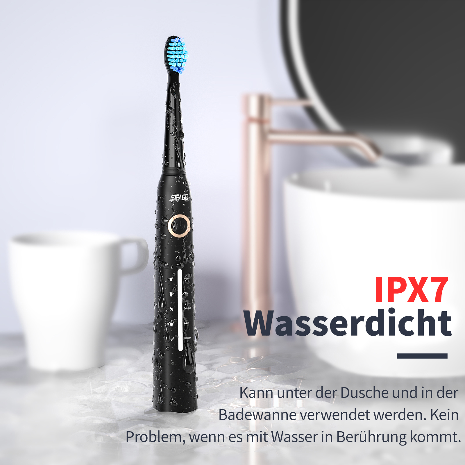 Eine schwarze elektrische Zahnbürste mit blauen Borsten. Sie ist mit Wassertropfen benetzt. Im Hintergrund ein weißer Becher und ein Waschbecken.