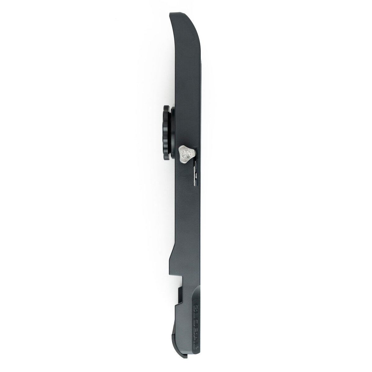 Ein dunkelgraues, gebogenes Metallgerät. Es hat ein kreisförmiges Zahnrad, einen kleinen Hebel und Text auf einem unteren Abschnitt. Weißer Hintergrund.