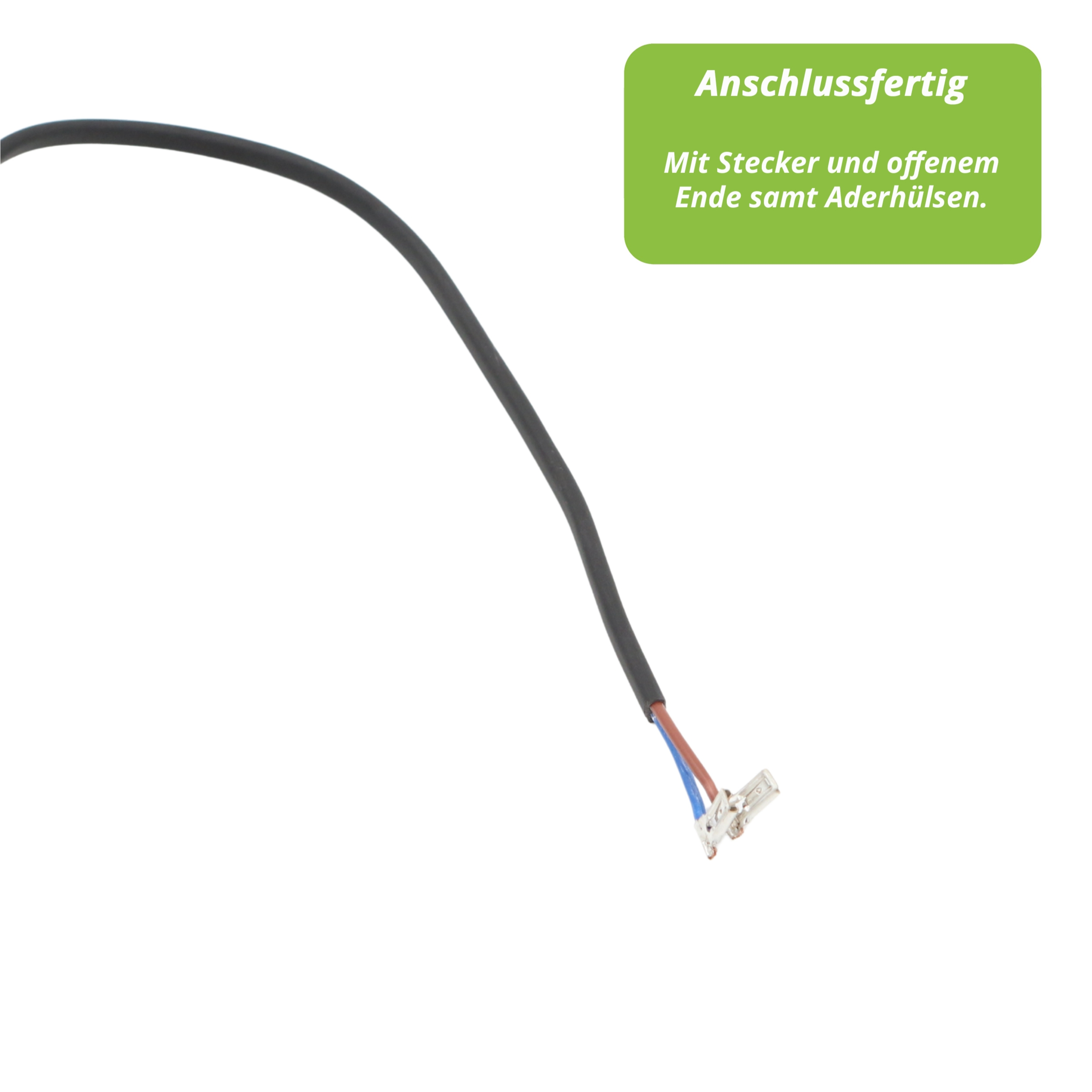 Ein schwarzes Elektrokabel mit freiliegenden Drähten und einem Stecker. Es ist vor weißem Hintergrund.