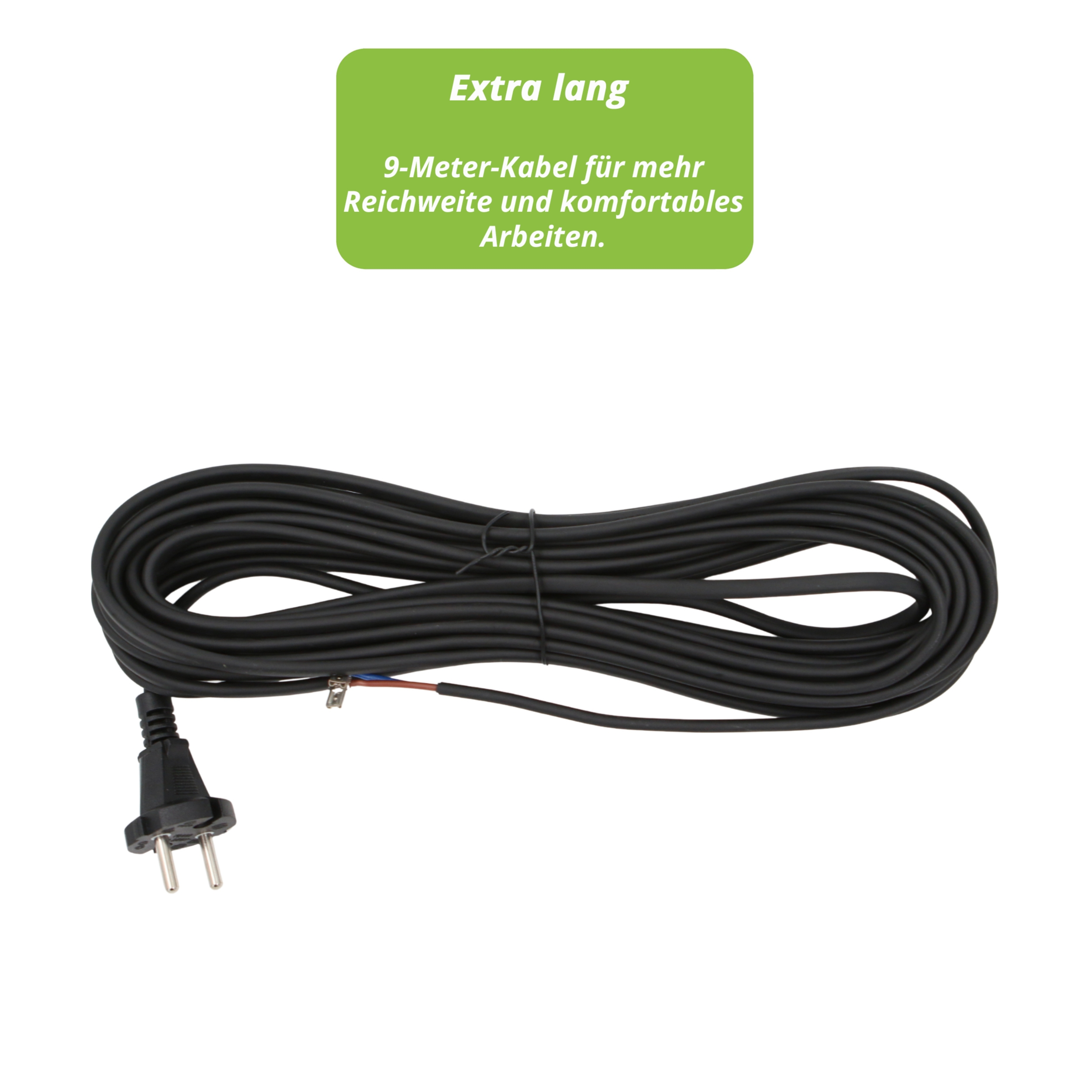 Schwarzes Stromkabel mit Stecker und grünem Etikett. Das Etikett hat deutschen Text.
