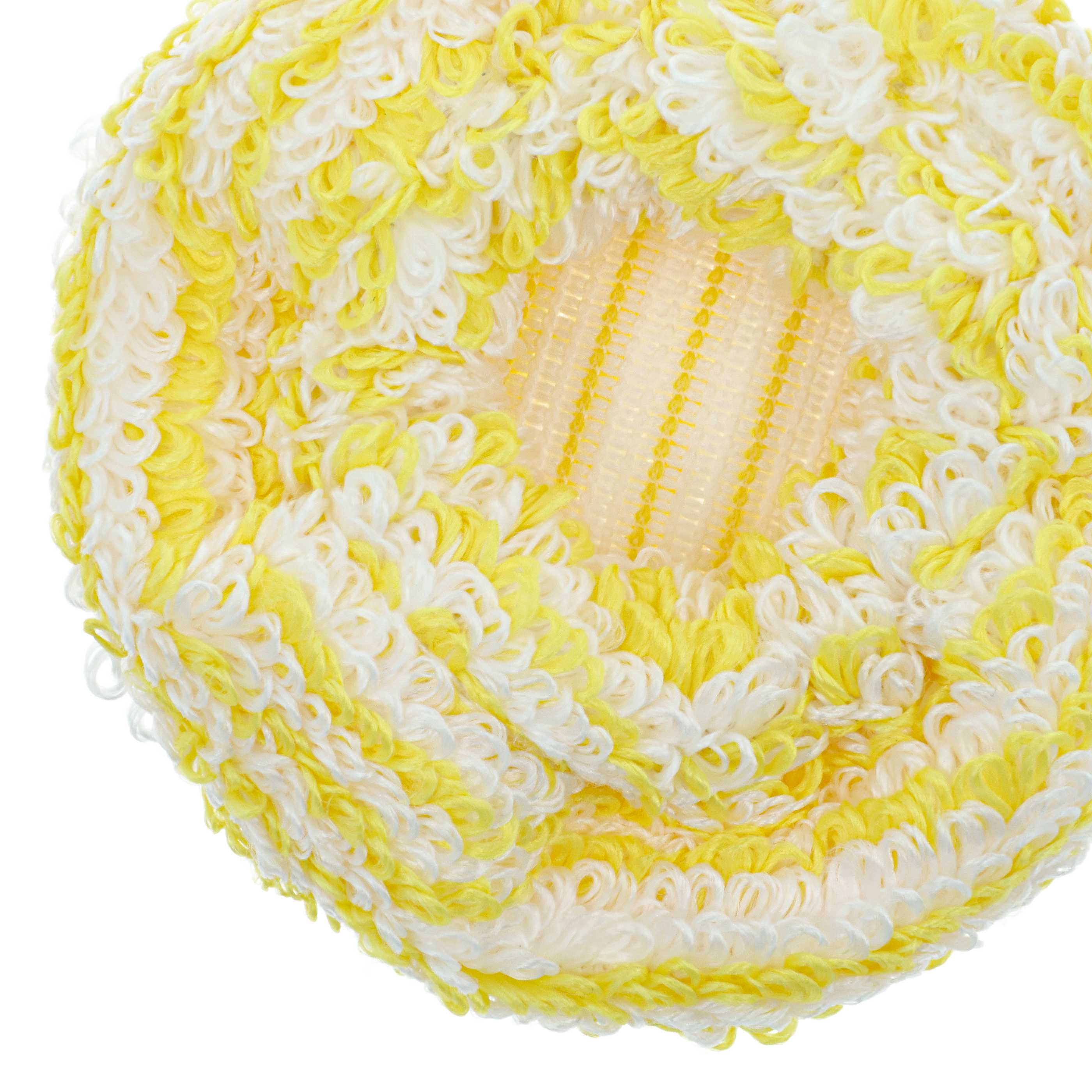 Ein runder, gelb-weißer Luffa-Schwamm. Die Mitte hat ein Gittermuster. Der Hintergrund ist weiß.