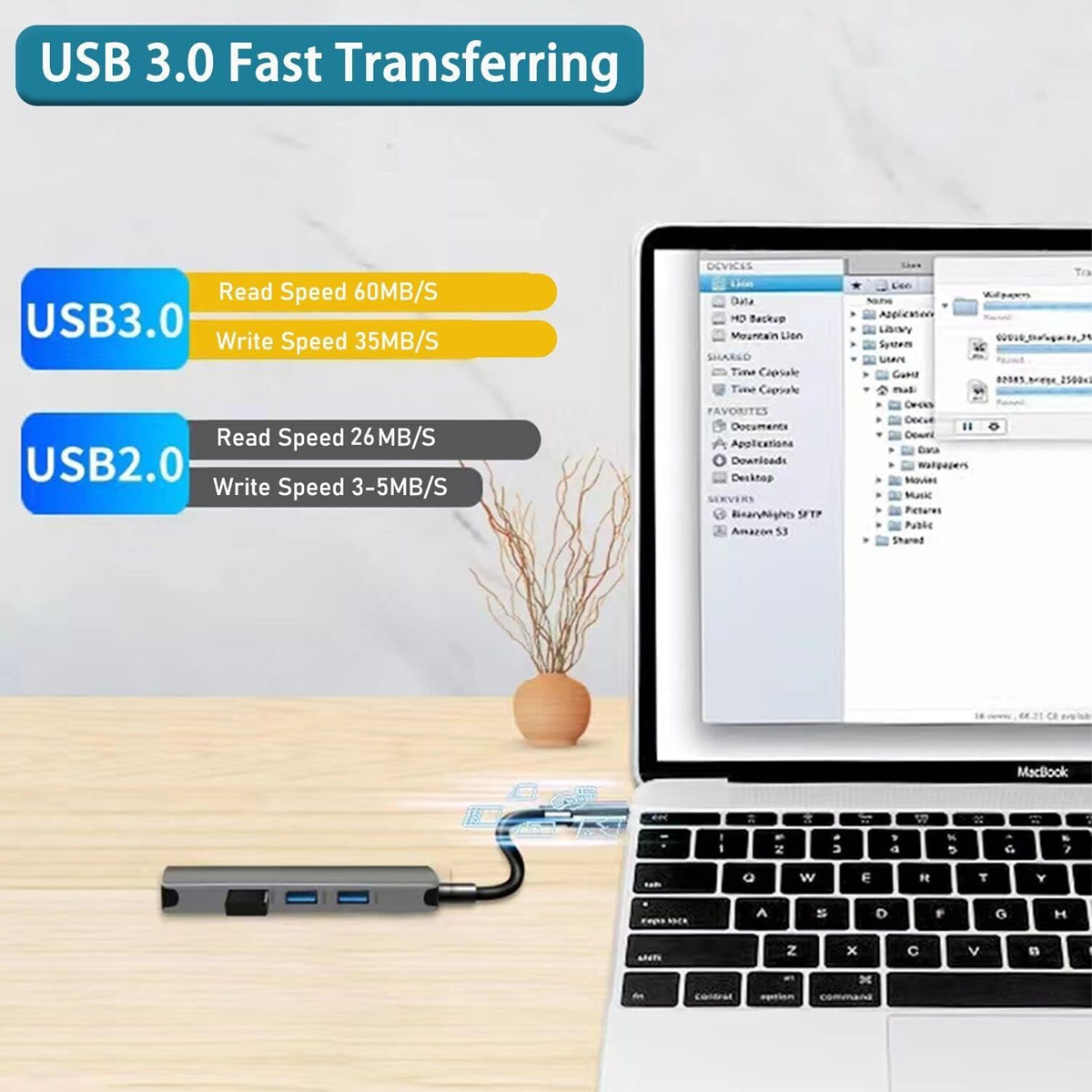 Laptop mit USB-Hub. Zeigt Geschwindigkeitsvergleiche von USB 2.0 und 3.0. Eine Vase mit getrockneten Zweigen steht auf dem Schreibtisch.