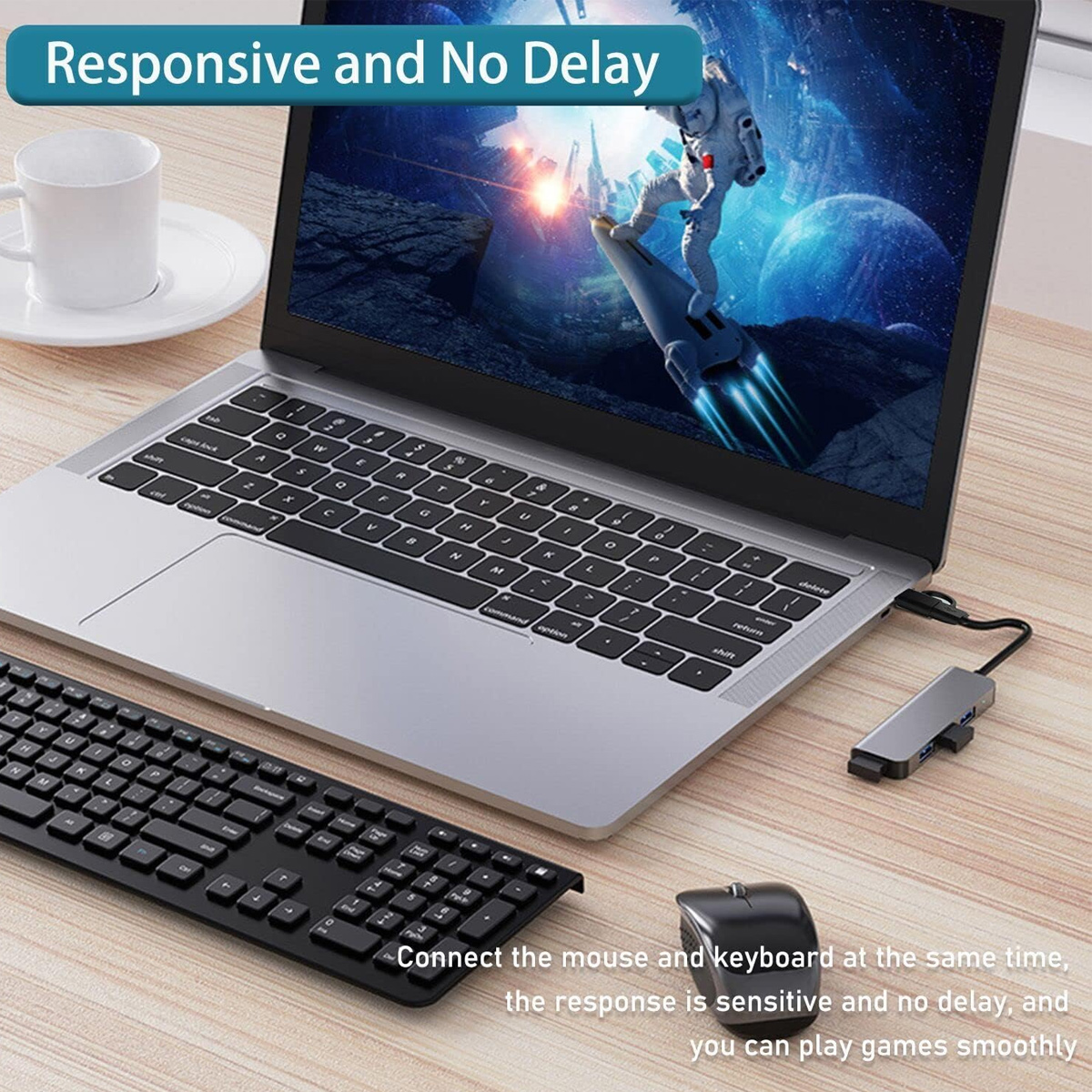 Ein Laptop mit Tastatur, Maus und USB-Hub auf einer Holzoberfläche. Der Laptop-Bildschirm zeigt einen Astronauten im Weltraum.