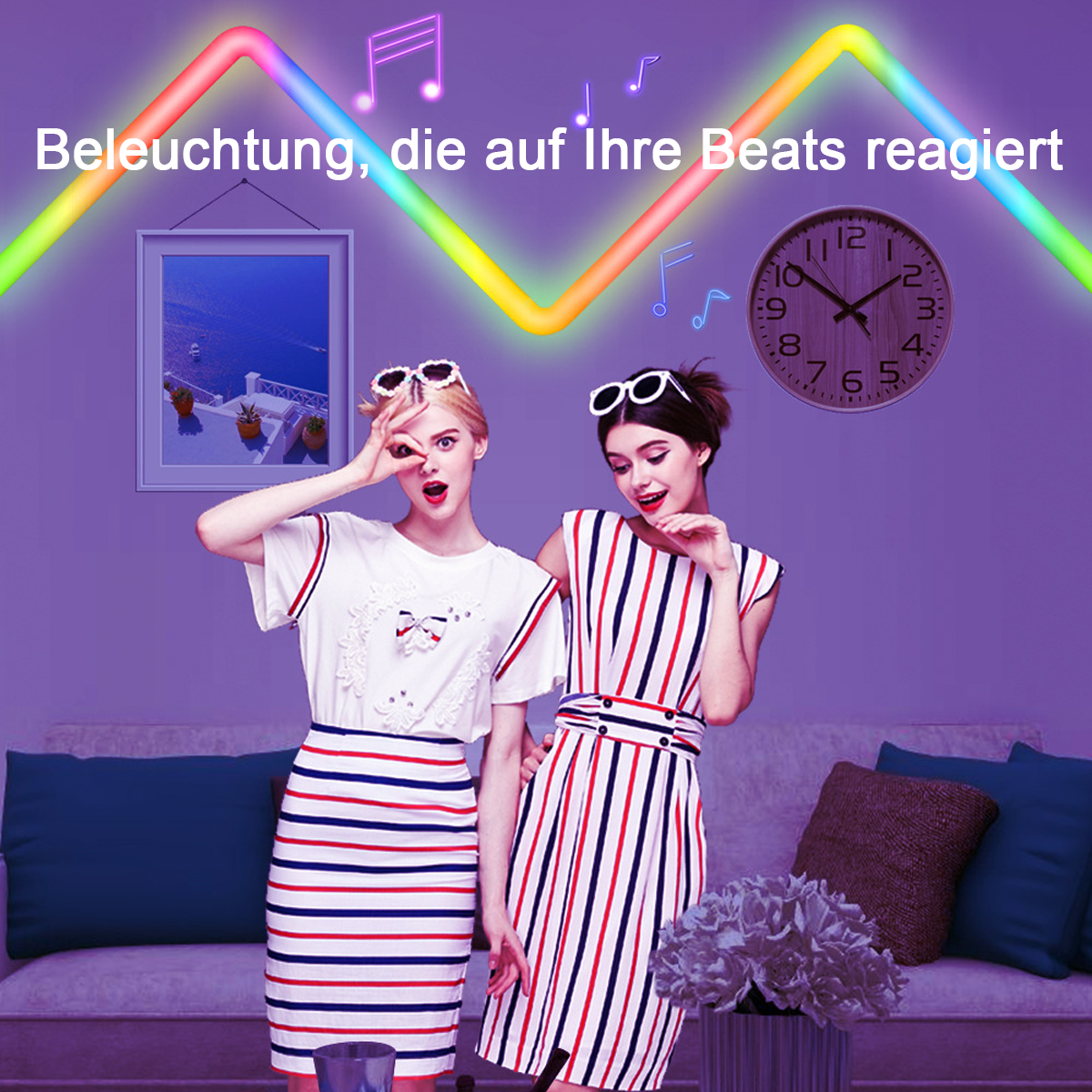 Zwei Frauen mit Sonnenbrillen in einem Raum mit Uhr und Bild. Es gibt Noten und farbige Lichter.