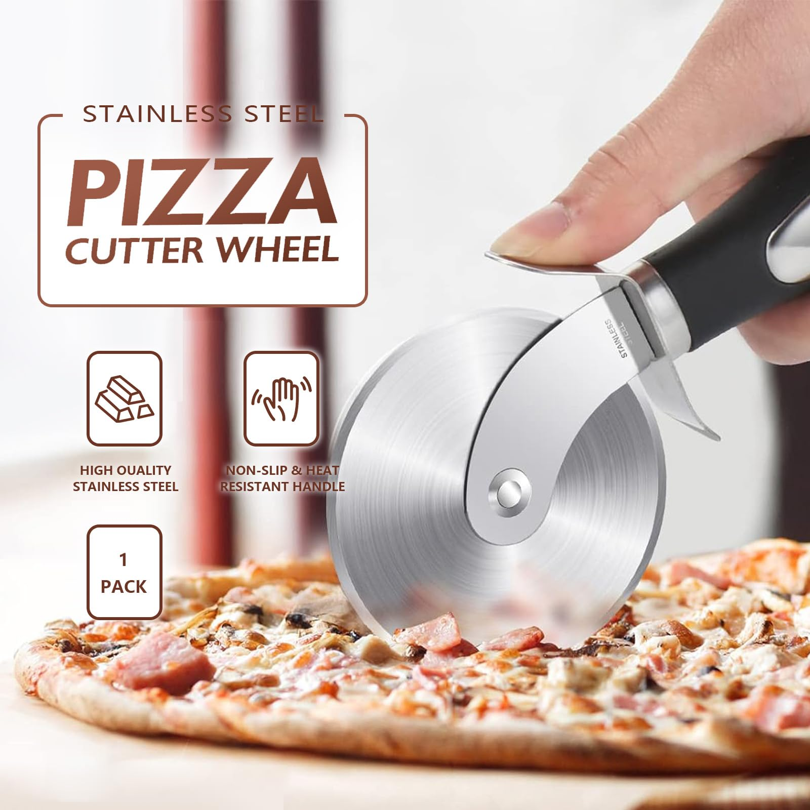 Ein Pizzaschneider schneidet eine Pizza. Der Schneider hat einen schwarzen Griff und eine Edelstahlklinge. Text sagt 'Pizza Cutter Wheel'.