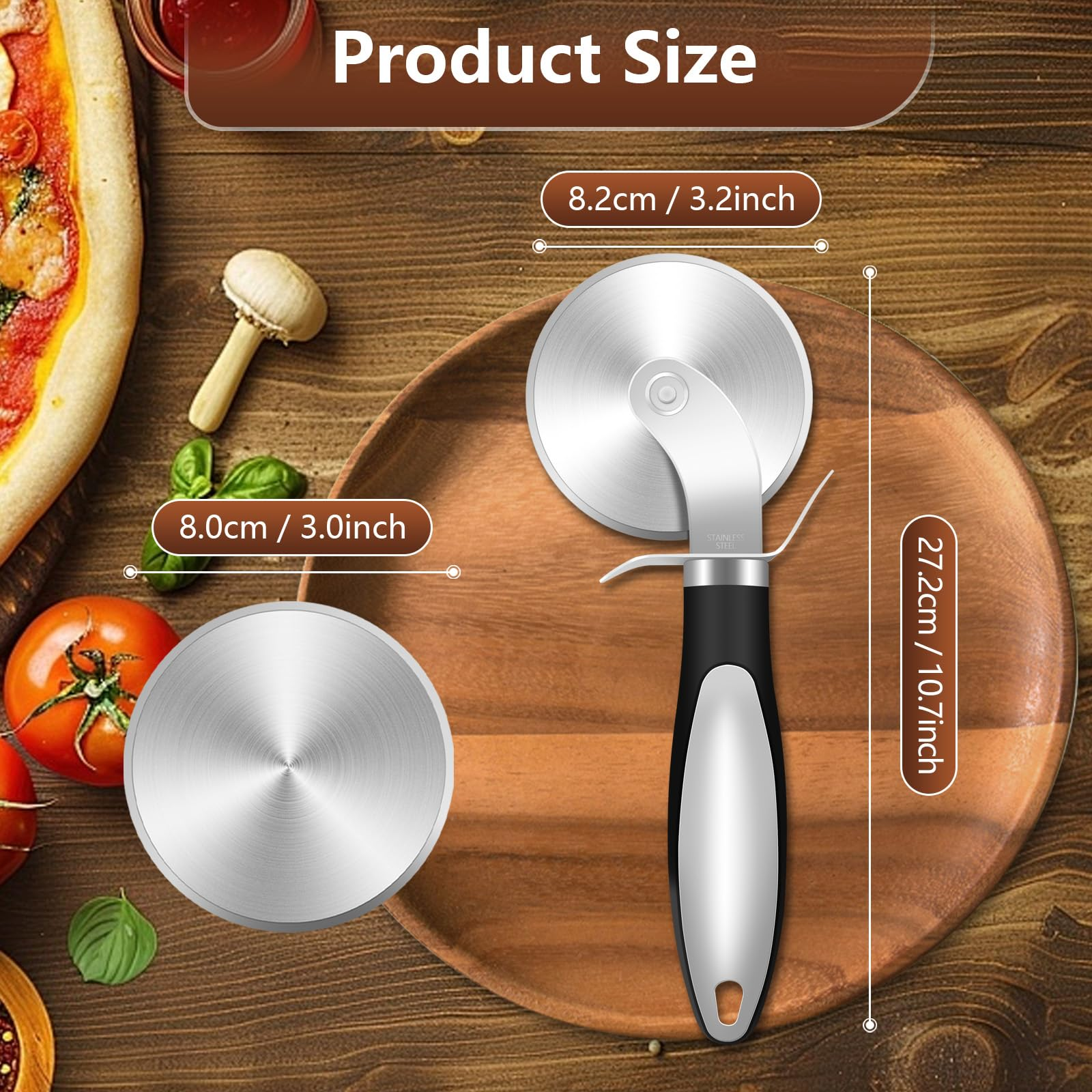 Ein Pizzaschneider, Pizza, Tomaten und ein Holzbrett mit Größenangaben liegen auf einer Holzoberfläche.