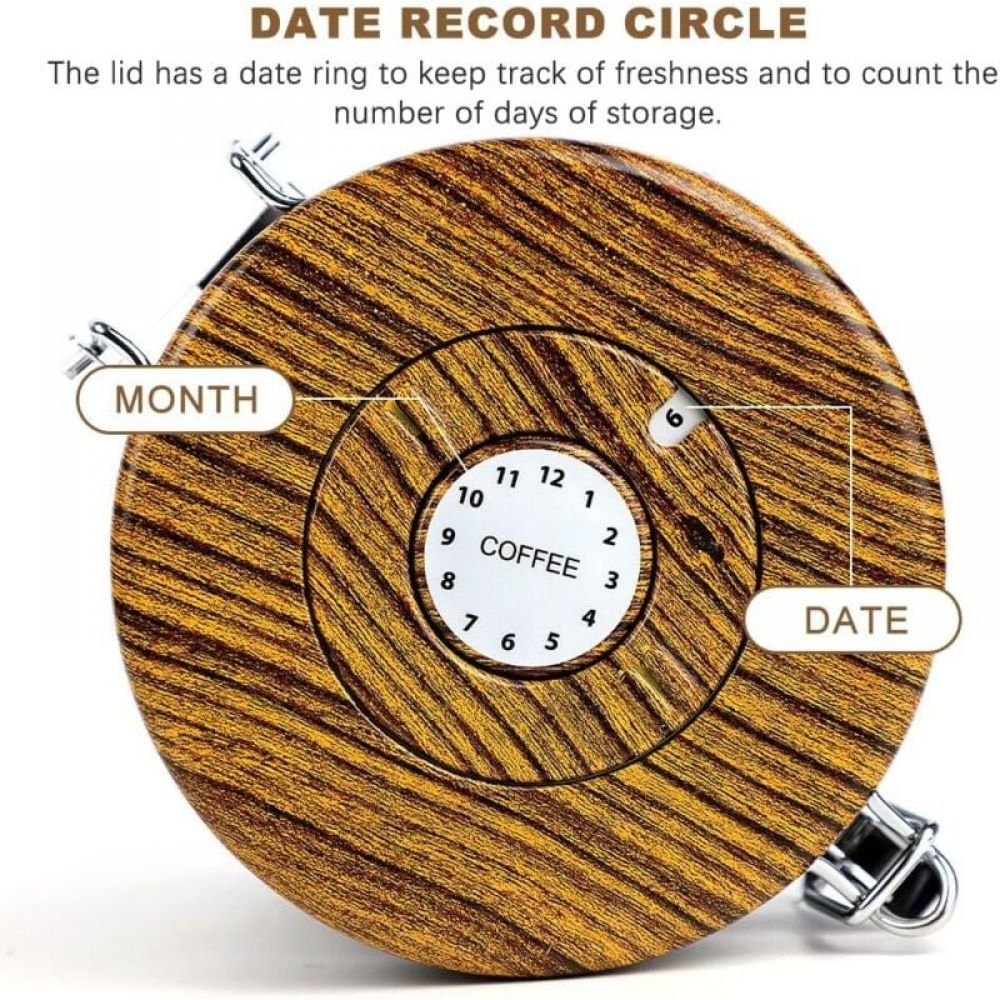 Ein runder Holzdeckel mit Datumsanzeige. Er hat eine Monats- und Datumsanzeige. In der Mitte steht COFFEE mit Zahlen darum.