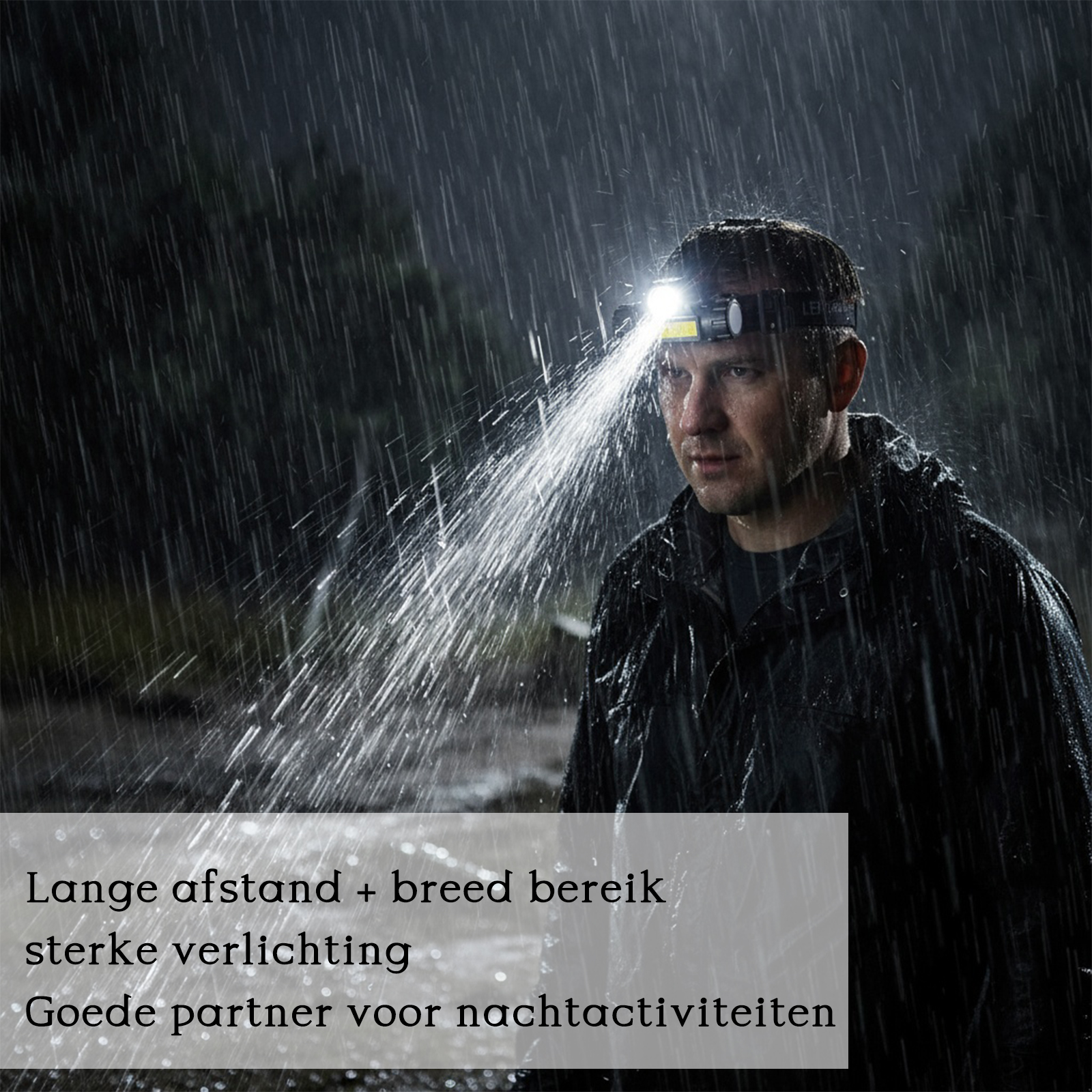 Ein Mann im Regen mit Stirnlampe. Wasser strahlt vom Licht. Der Hintergrund ist eine dunkle, regnerische Nacht.
