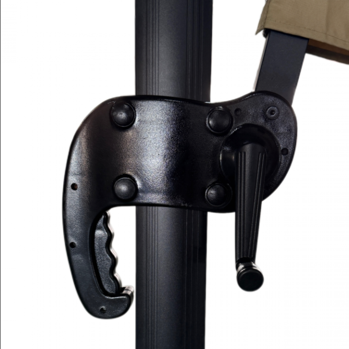 Nahaufnahme eines schwarzen Schirmmechanismus mit Griff und Stützstange. Oben rechts ist beiger Stoff sichtbar.