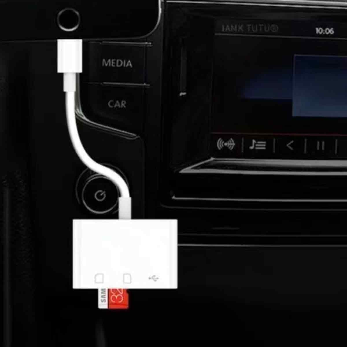 Ein weißes USB-Kabel, das mit einem weißen Adapter verbunden ist, in den eine rote SD-Karte eingesetzt ist, und mit dem Infotainmentsystem des Autos.