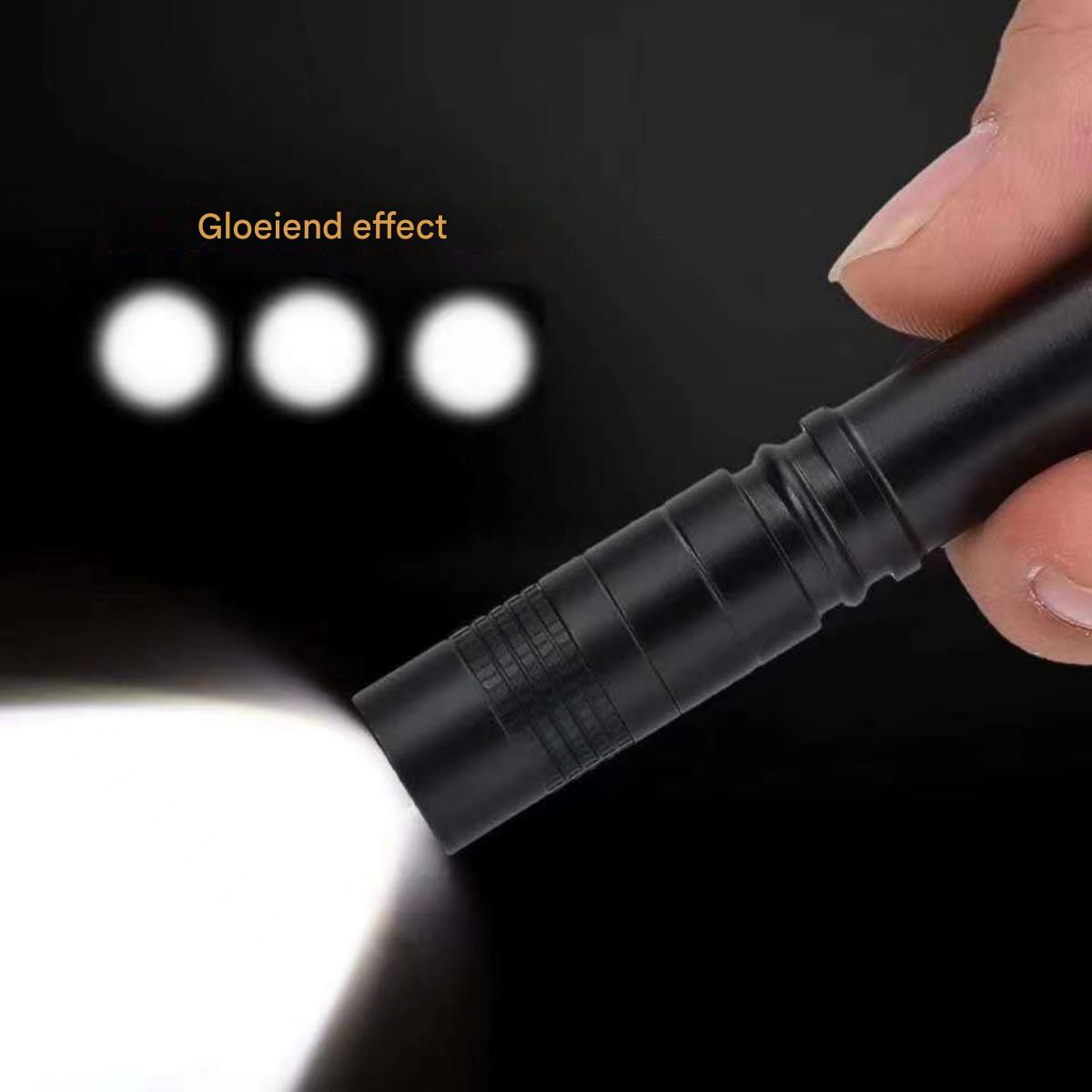 Eine Hand hält eine schwarze Taschenlampe, die ein helles weißes Licht ausstrahlt. Im Hintergrund sind drei verschwommene weiße Kreise.