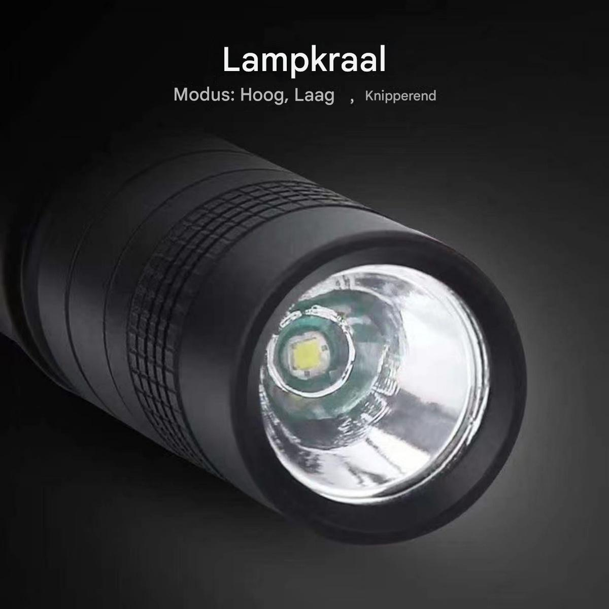 Nahaufnahme einer schwarzen Taschenlampe mit hellem, weißem Licht, das von vorne ausgeht. Der Text oben lautet 'Lampkraal'.