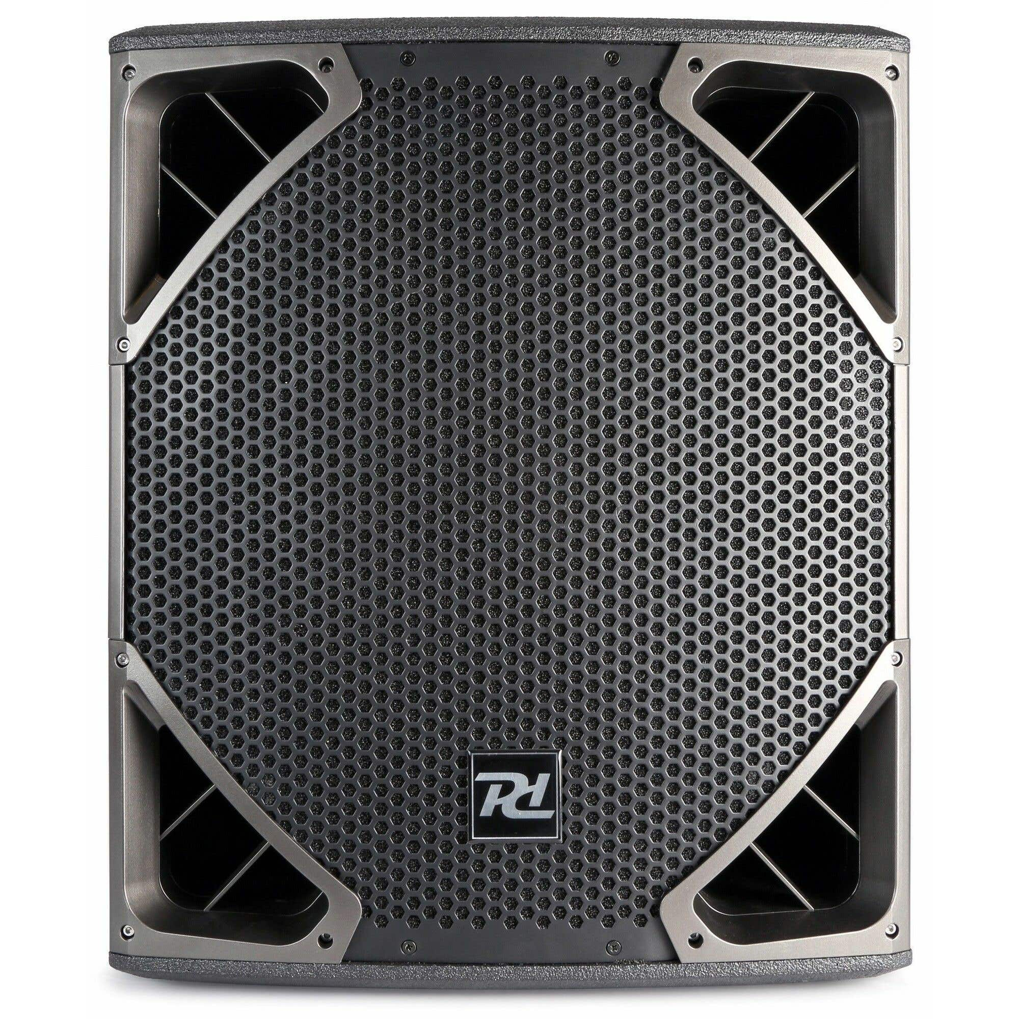 Un altavoz gris oscuro con rejilla metálica, un logotipo y cuatro recortes en las esquinas. La rejilla tiene un patrón de panal.