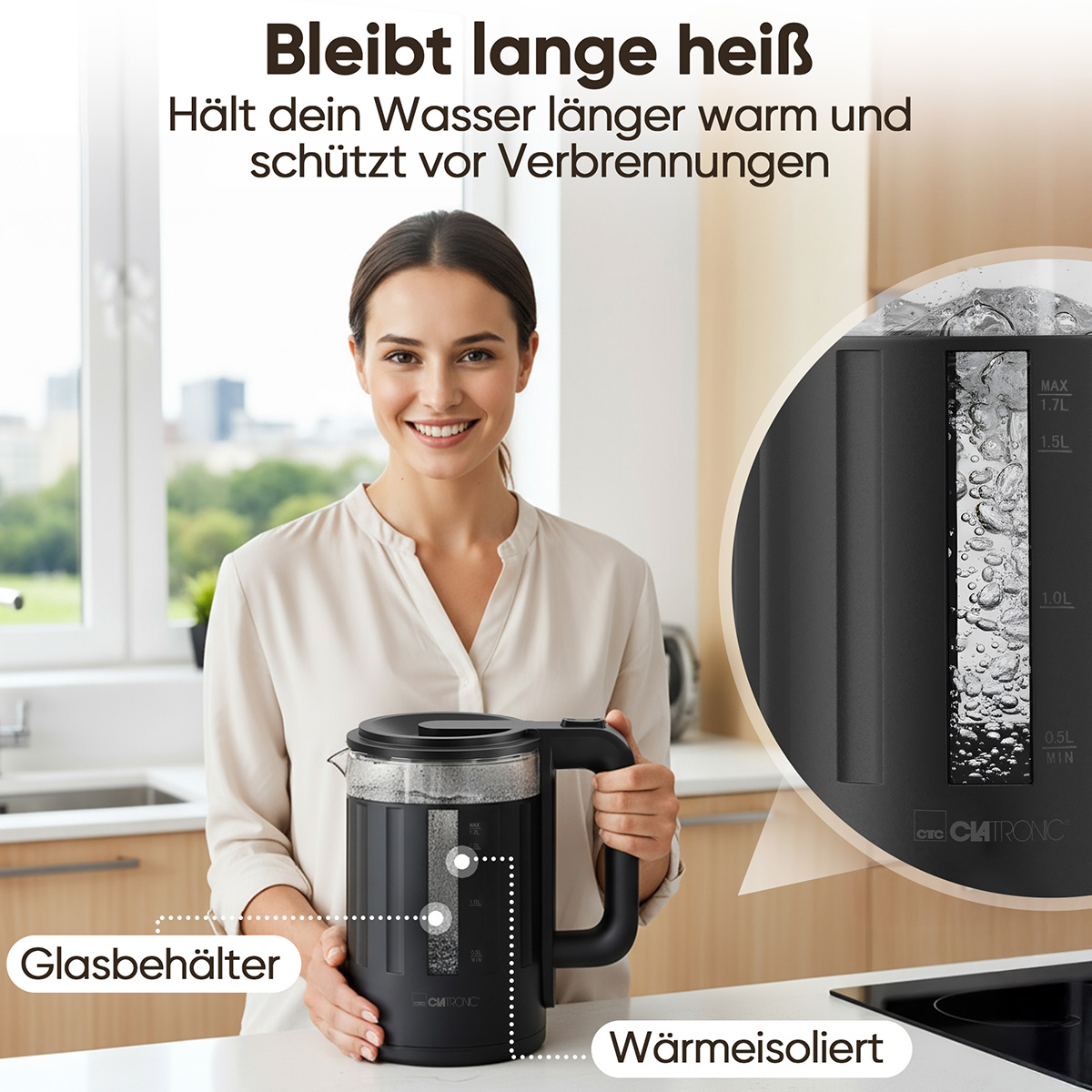 Eine Frau hält einen schwarzen und gläsernen Wasserkocher. Text erwähnt Wärmespeicherung. Wasser kocht im Inneren. Nahaufnahme zeigt Wasserstand.