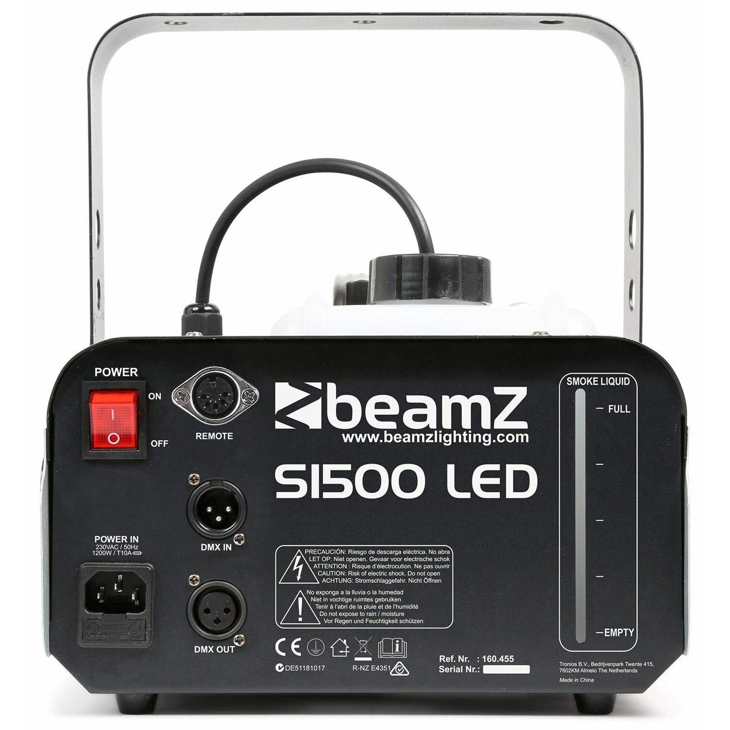 Máquina de humo LED Beamz S1500 negra. Tiene conexiones de alimentación y DMX, un indicador de nivel de líquido de humo y un asa metálica.