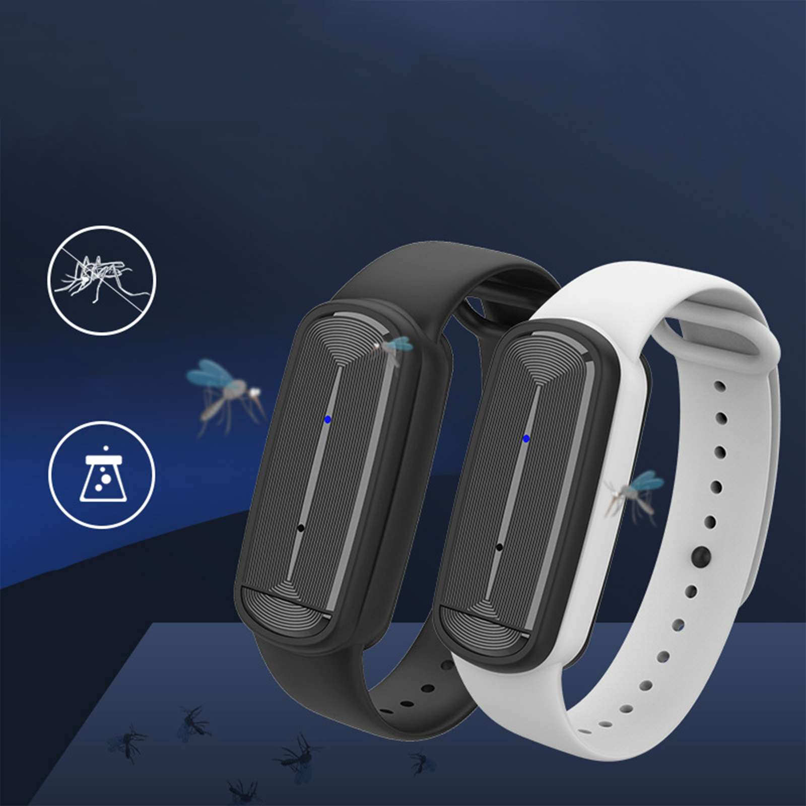 Zwei Smartbands, schwarz und weiß, mit einer Mückenillustration. Blauer Hintergrund mit fliegenden Mücken-Icons.