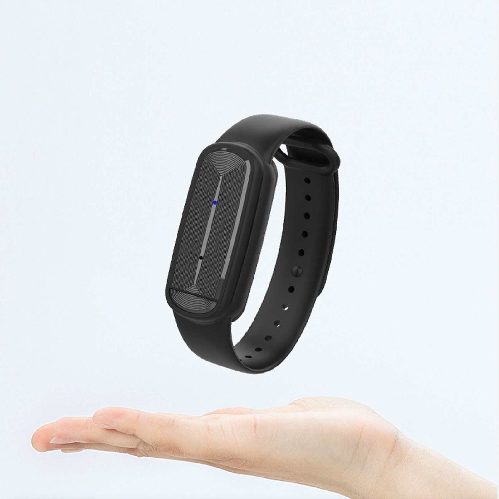 Schwarze Smartwatch schwebt über einer Hand. Die Uhr hat einen Bildschirm und ein schwarzes Armband. Weißer Hintergrund.