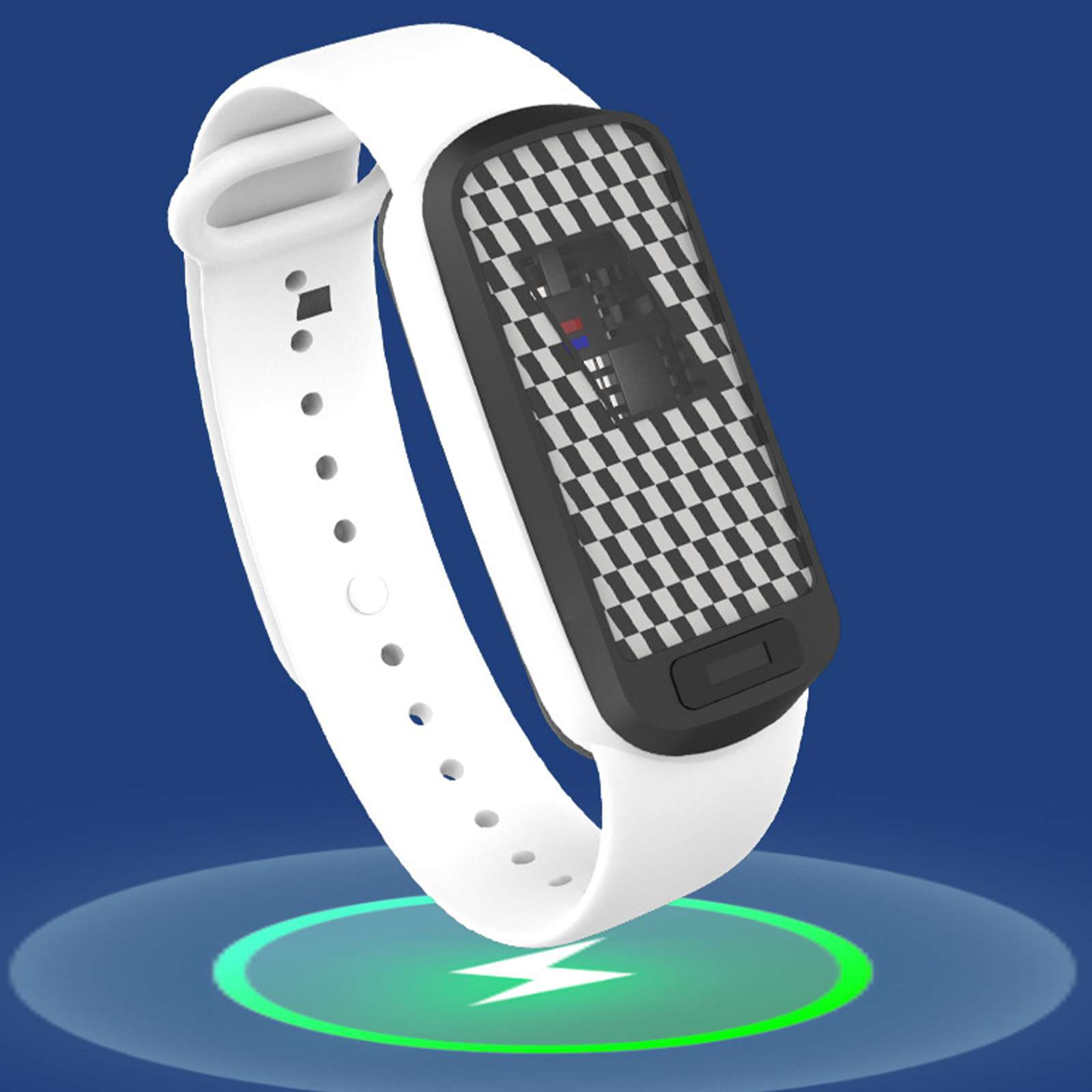 Eine weiße Smartwatch mit Schachbrettmuster-Display liegt auf einer Ladestation mit blauem Hintergrund.