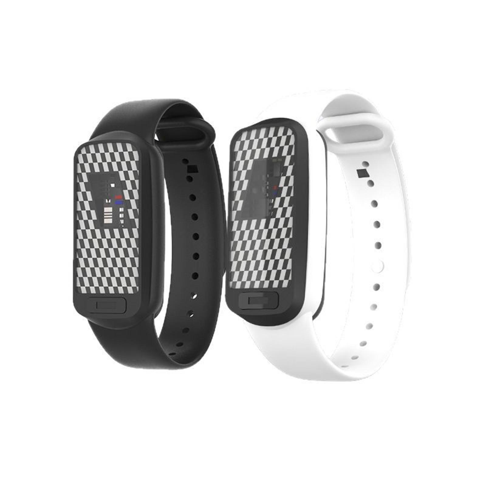 Zwei Smartwatches nebeneinander. Eine schwarz, eine weiß. Karierte Bildschirme, schwarze Armbänder. Weißer Hintergrund.