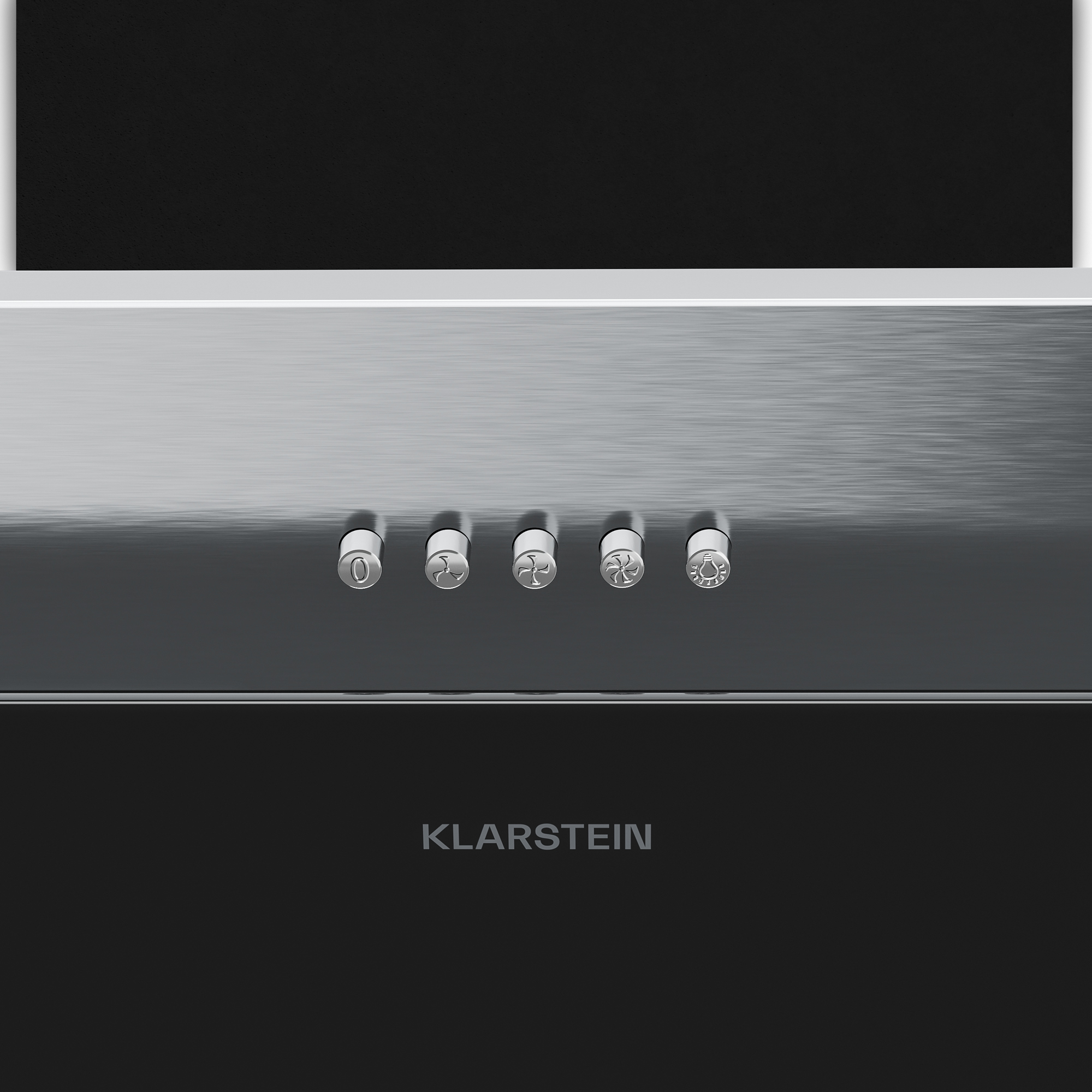 Nahaufnahme einer Küchenhaube. Sie hat fünf Knöpfe mit Symbolen. Der Markenname Klarstein steht unten.