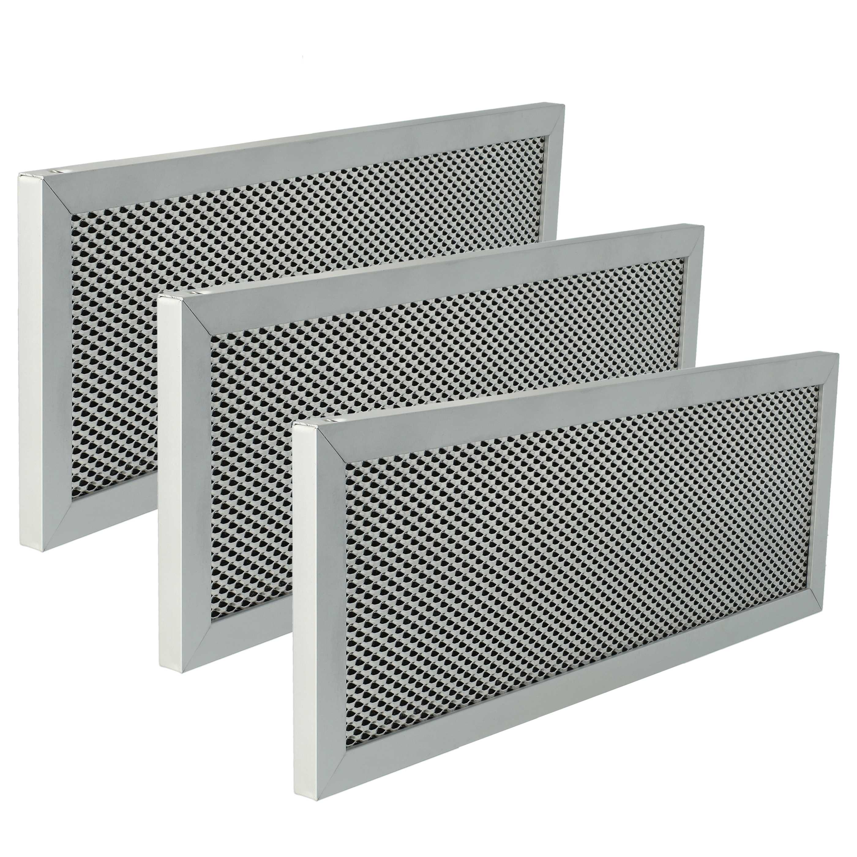 Drei rechteckige Metall-Luftfilter mit perforiertem schwarzem Netz, diagonal vor weißem Hintergrund angeordnet.