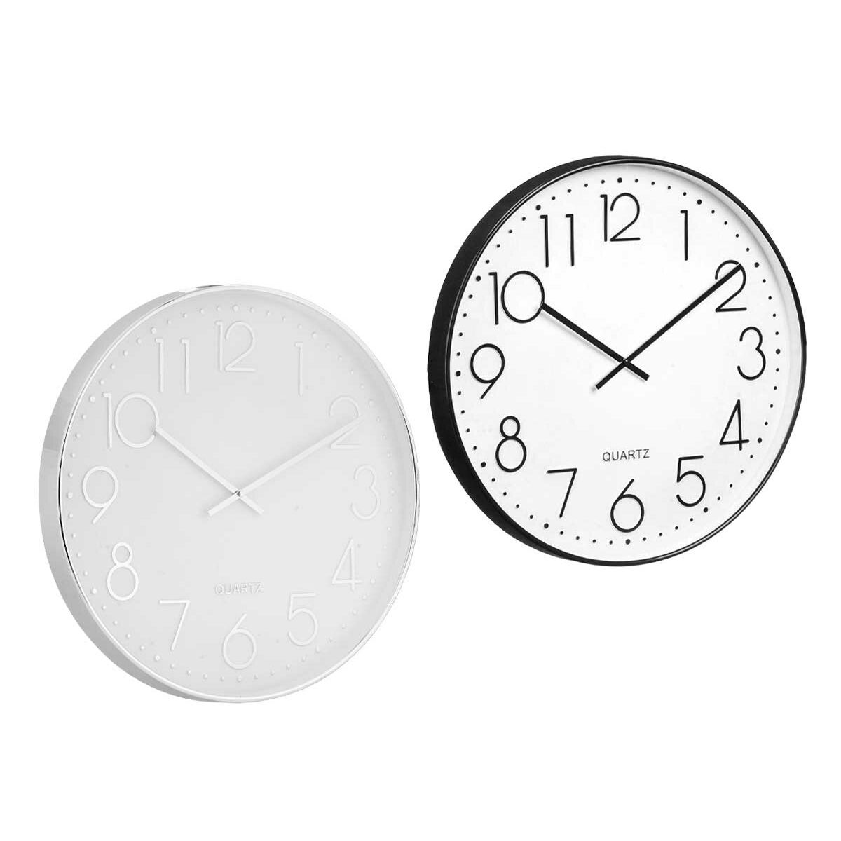 Due orologi rotondi, uno bianco e uno nero. Entrambi hanno numeri e lancette. L'orologio nero ha un bordo nero.