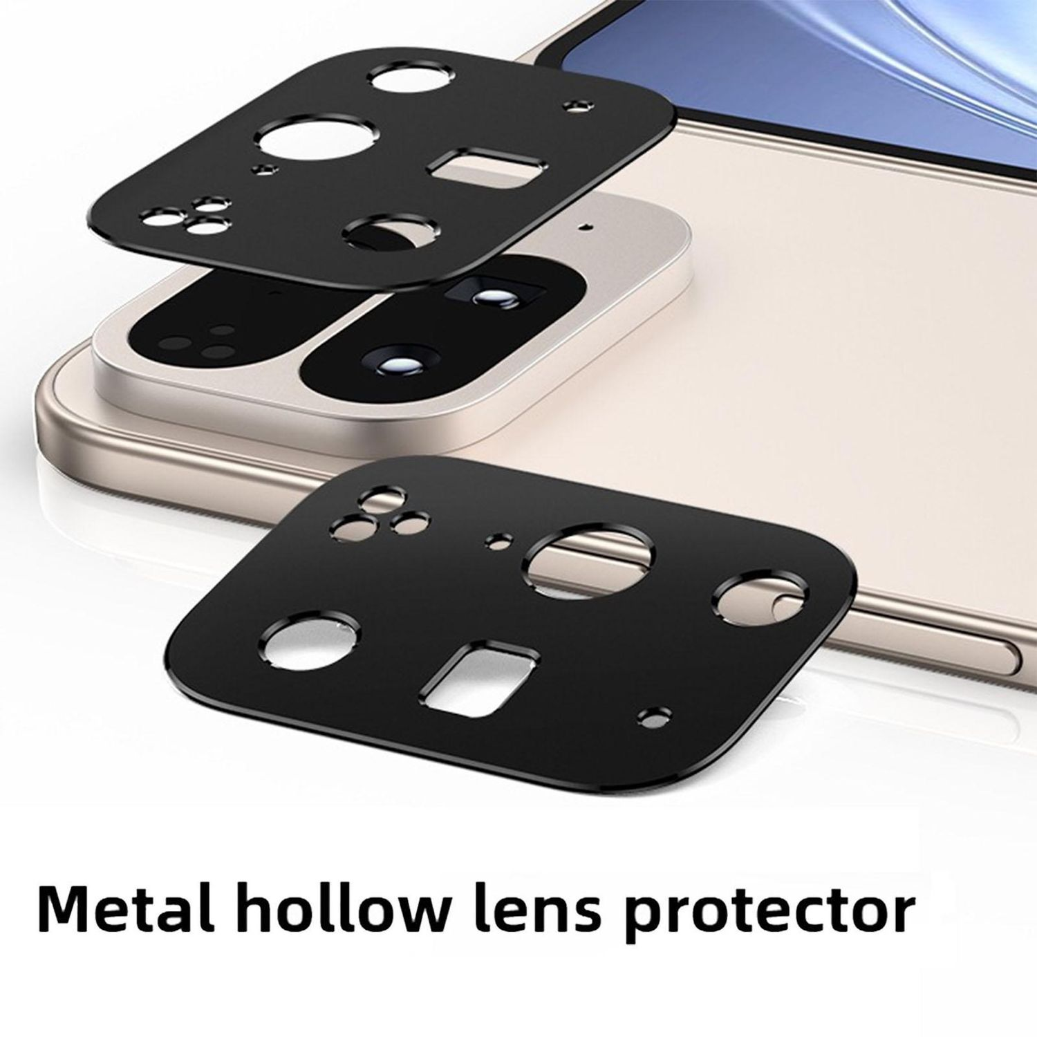 Protezioni per lenti cave in metallo nero su un telefono. Le protezioni sono quadrate con fori, progettate per le lenti della fotocamera.